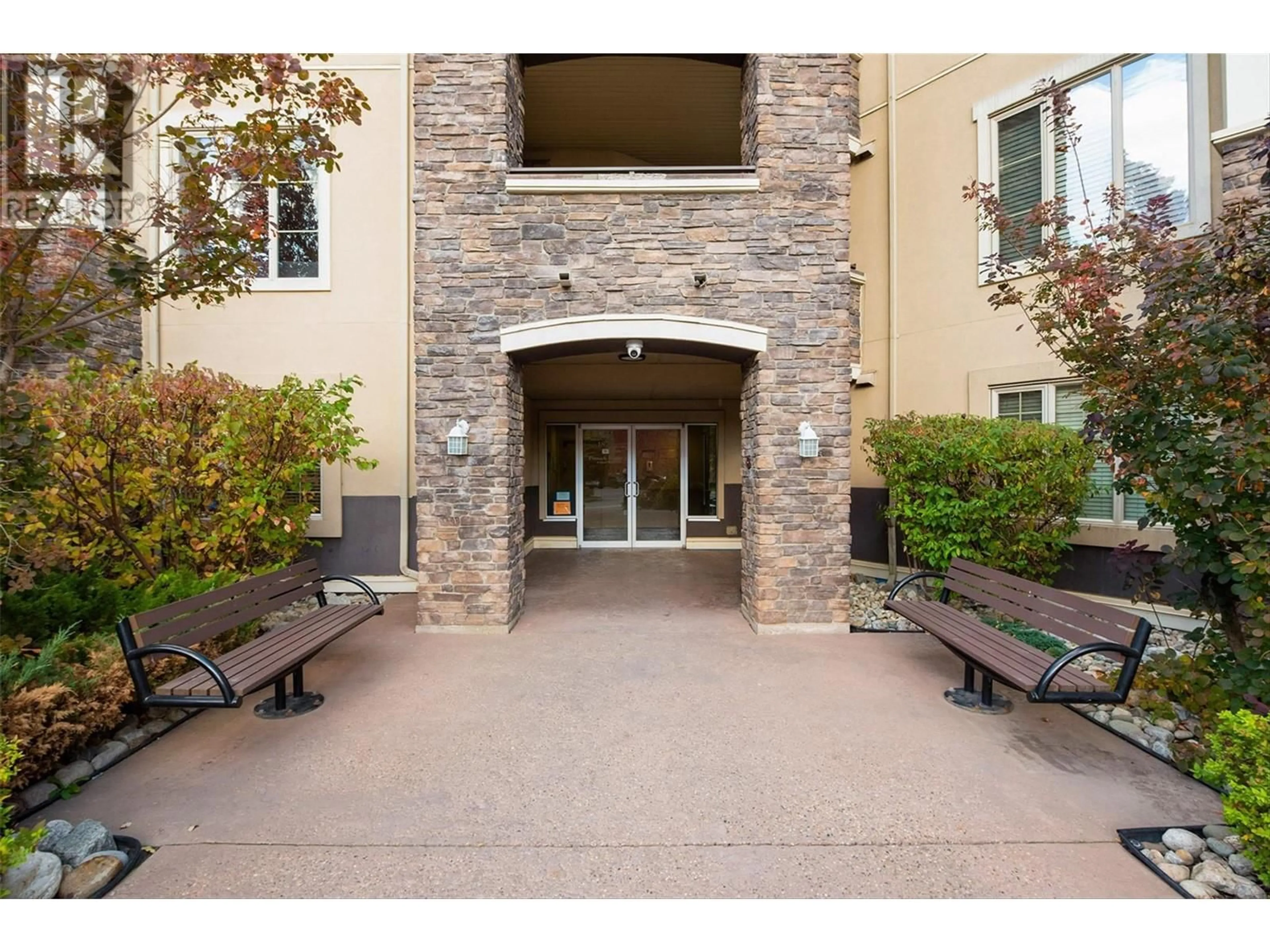 Indoor foyer for 1105 - 1875 COUNTRY CLUB DRIVE, Kelowna British Columbia V1V2W0