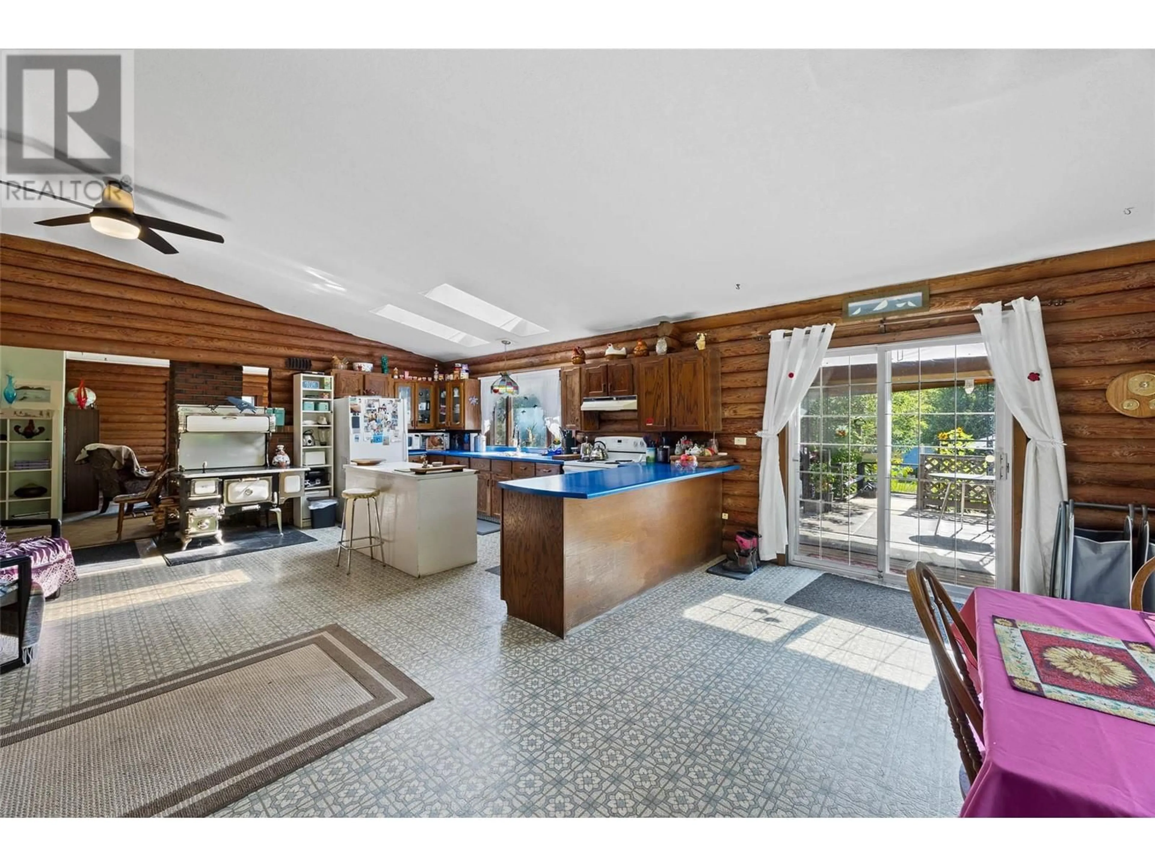 Open concept kitchen, ceramic/tile floor for 8572 YELLOWHEAD HWY S HIGHWAY, Little Fort British Columbia V0E2C0