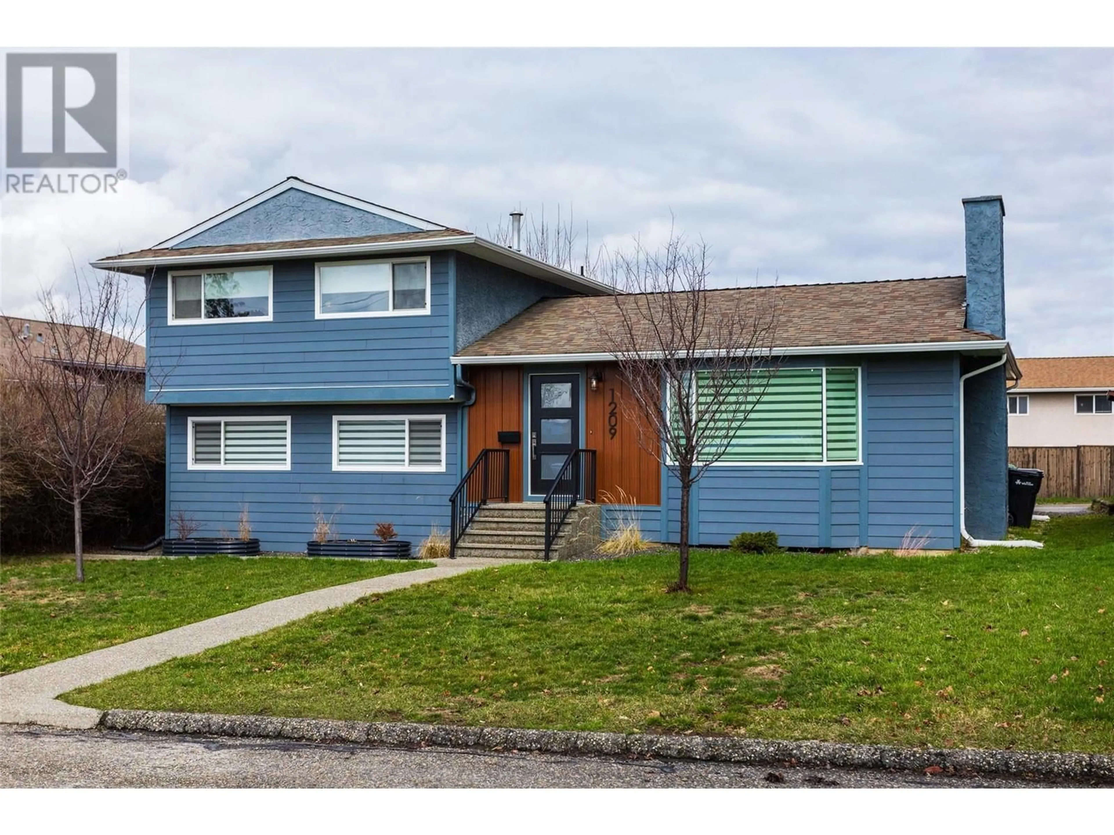 Home with vinyl exterior material, street for 1209 36 AVENUE, Vernon British Columbia V1T2V2