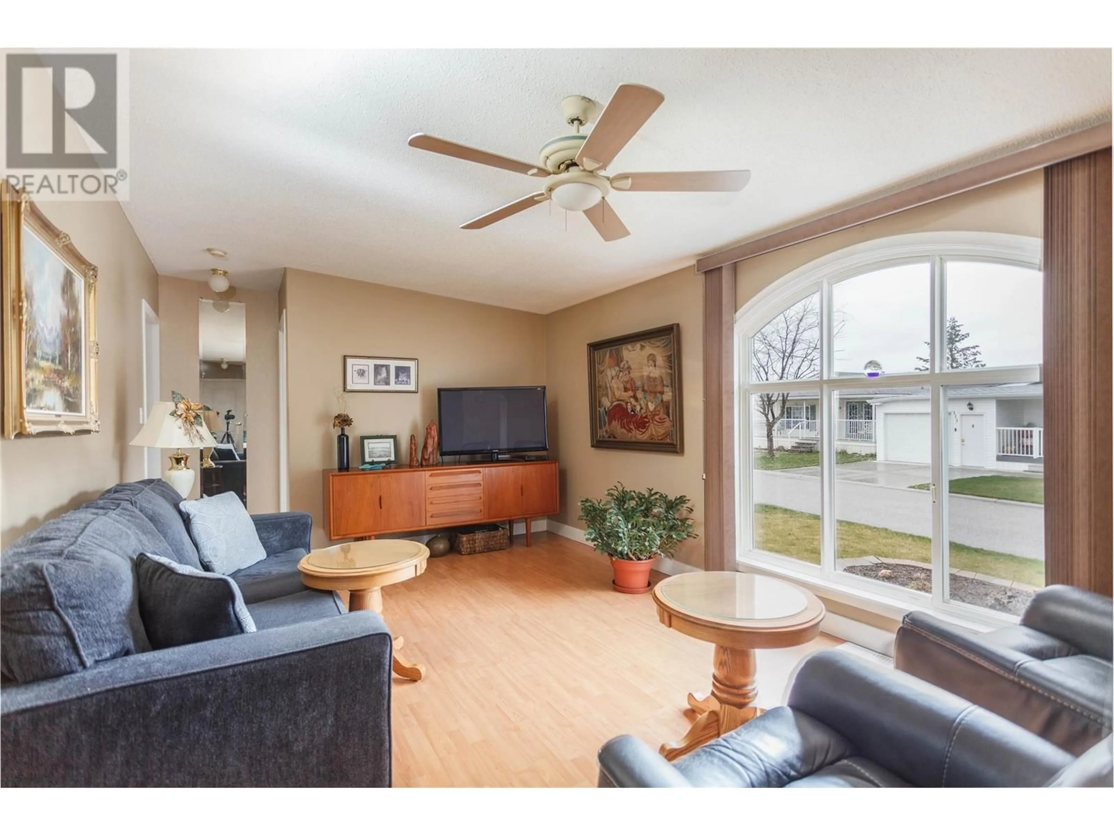 Living room with furniture, wood/laminate floor for 17 - 6688 TRONSON ROAD, Vernon British Columbia V1H1R9