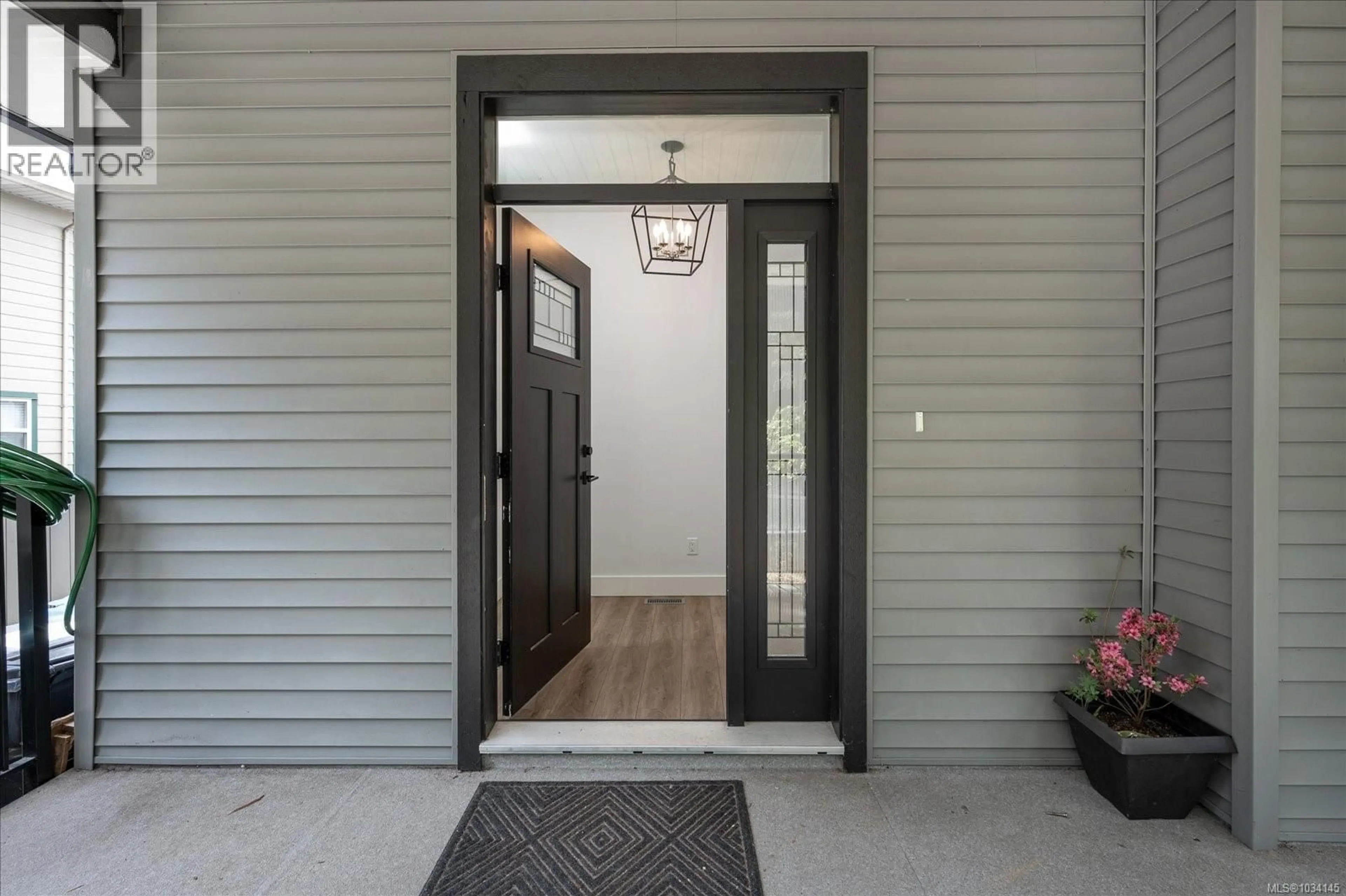 Indoor entryway for 279 WESTWOOD ROAD, Nanaimo British Columbia V9R6S4
