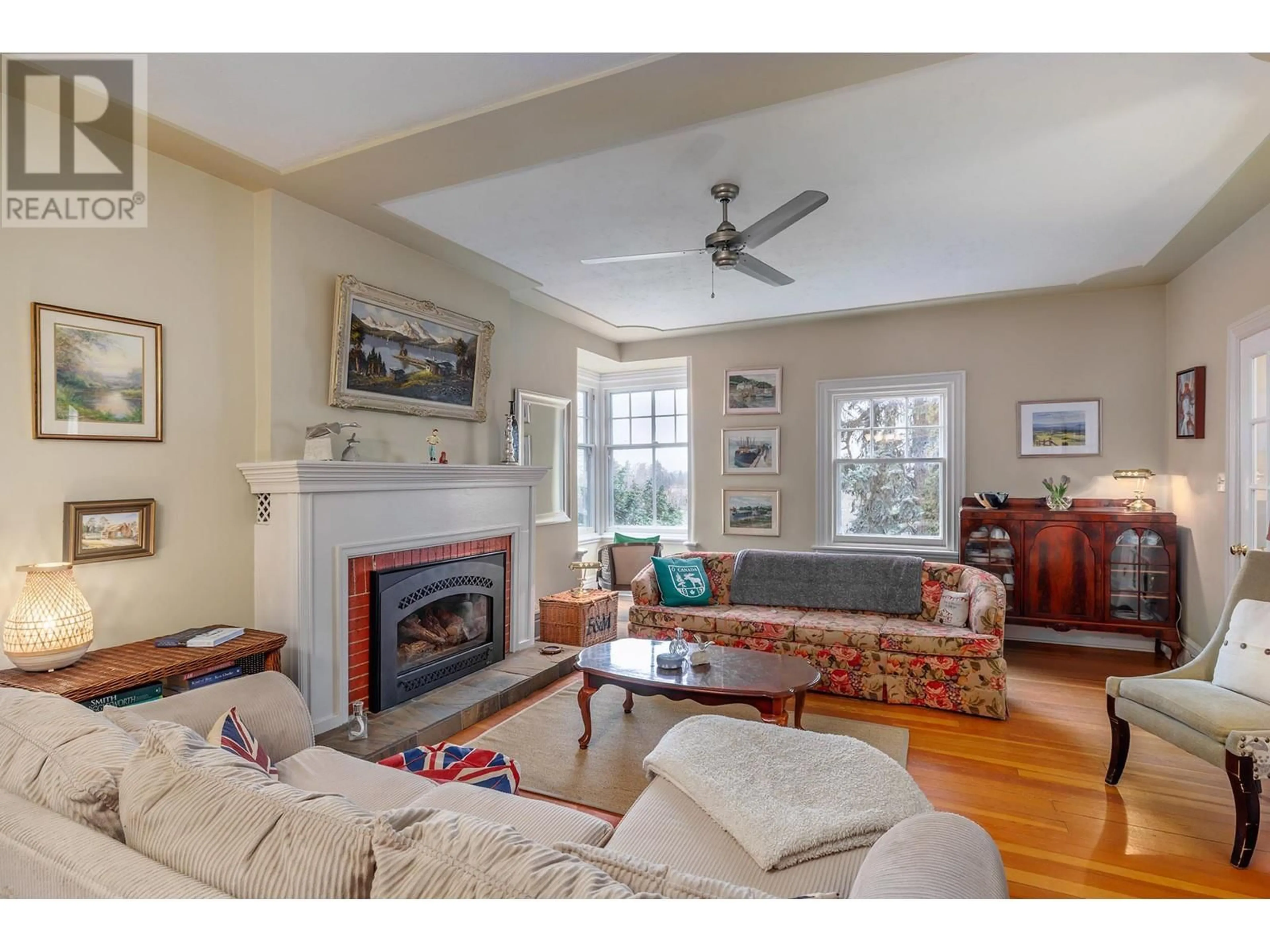 Living room with furniture, unknown for 1537 LAKEVIEW STREET, Kelowna British Columbia V1Y6N1