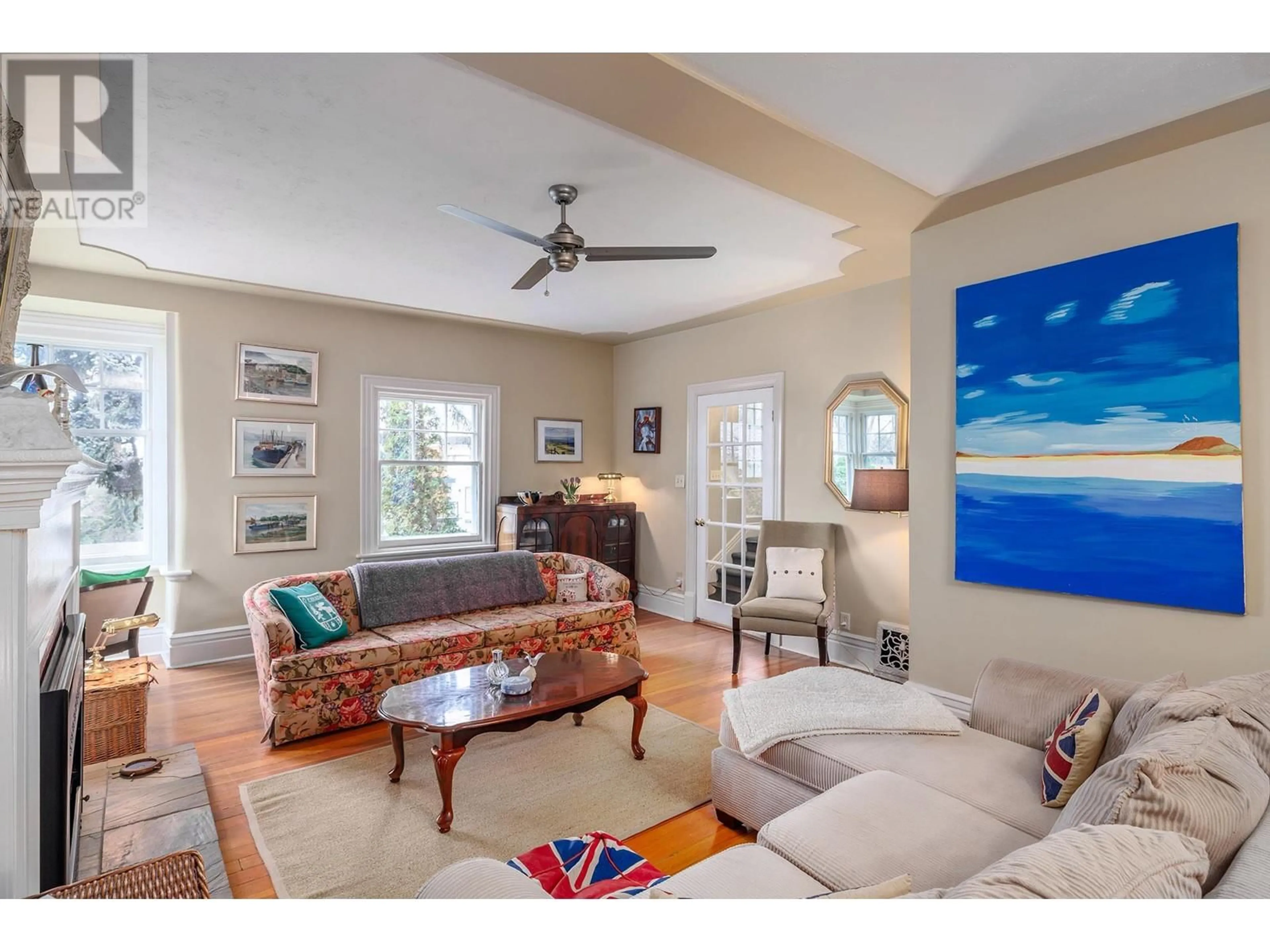 Living room with furniture, unknown for 1537 LAKEVIEW STREET, Kelowna British Columbia V1Y6N1