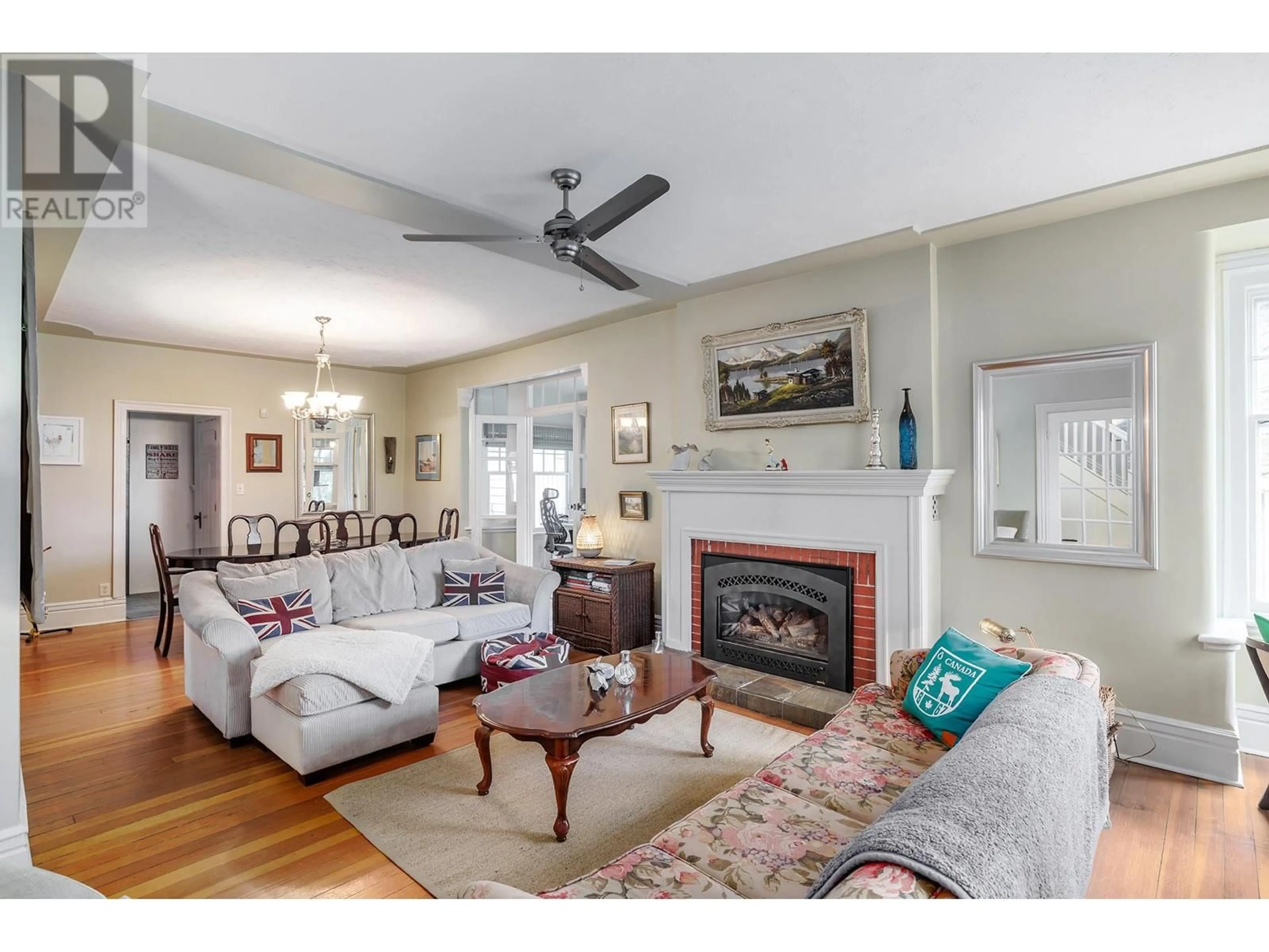 Living room with furniture, unknown for 1537 LAKEVIEW STREET, Kelowna British Columbia V1Y6N1
