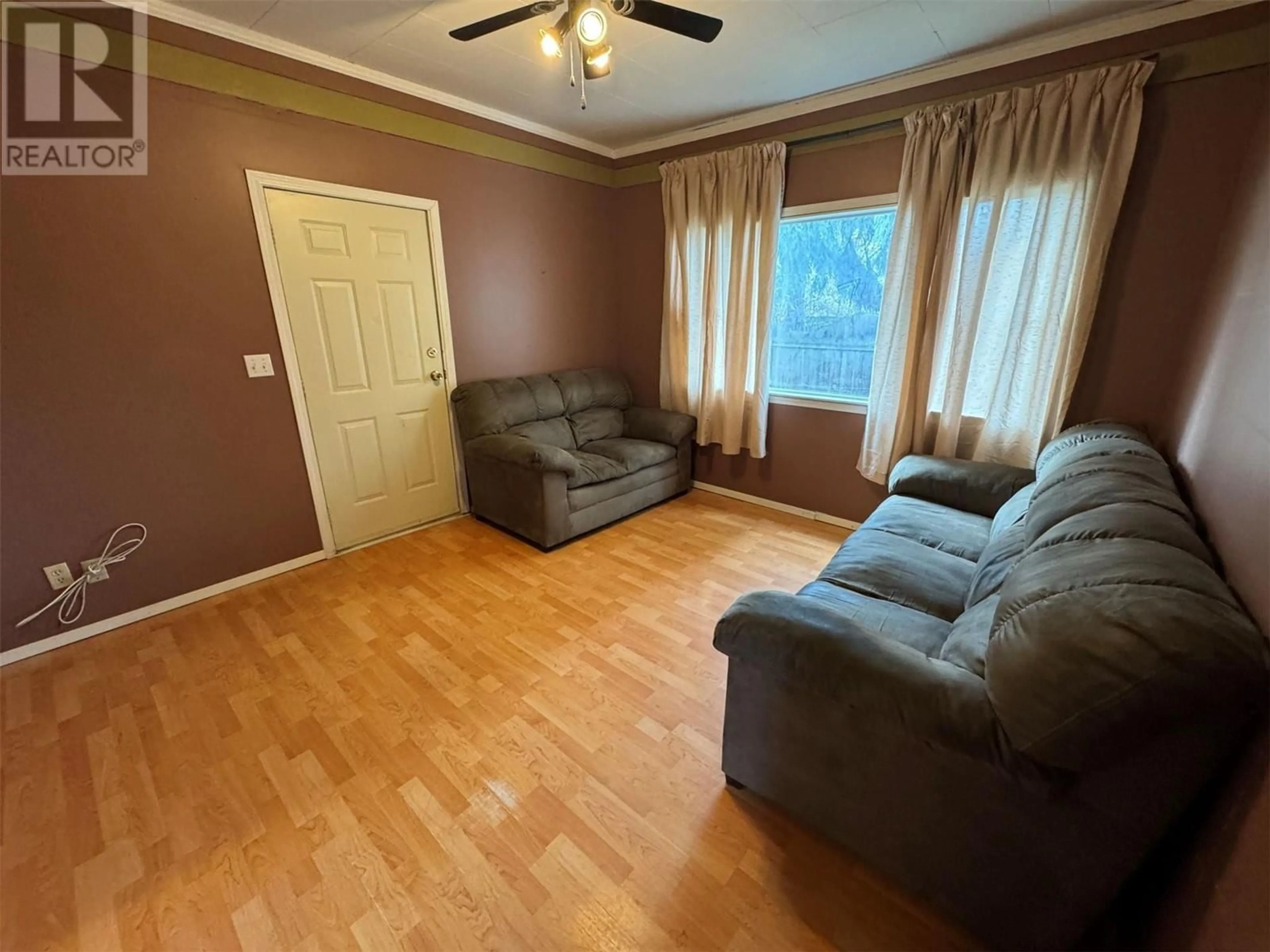 Living room with furniture, wood/laminate floor for 7687 RIVERSIDE DRIVE, Grand Forks British Columbia V0H1H0