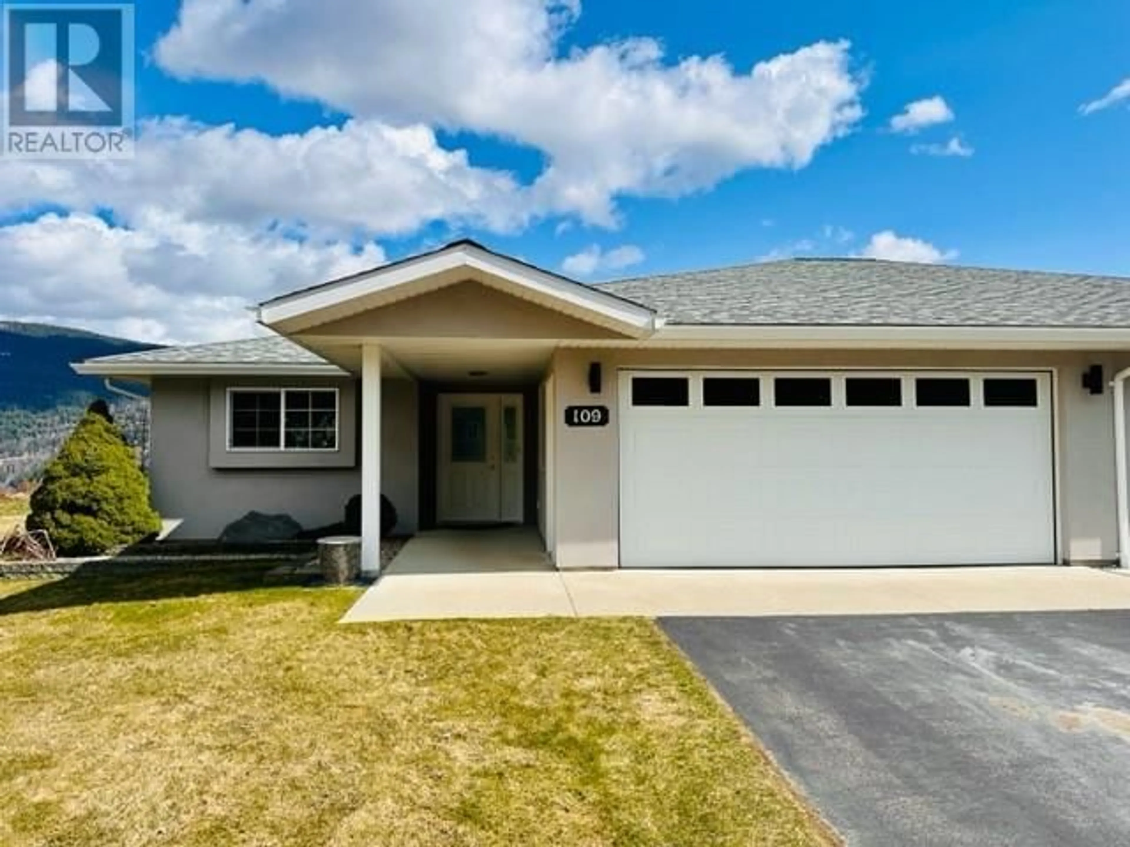 Home with vinyl exterior material, street for 109 - 4200 GRANDVIEW DRIVE, Castlegar British Columbia V1N4X6