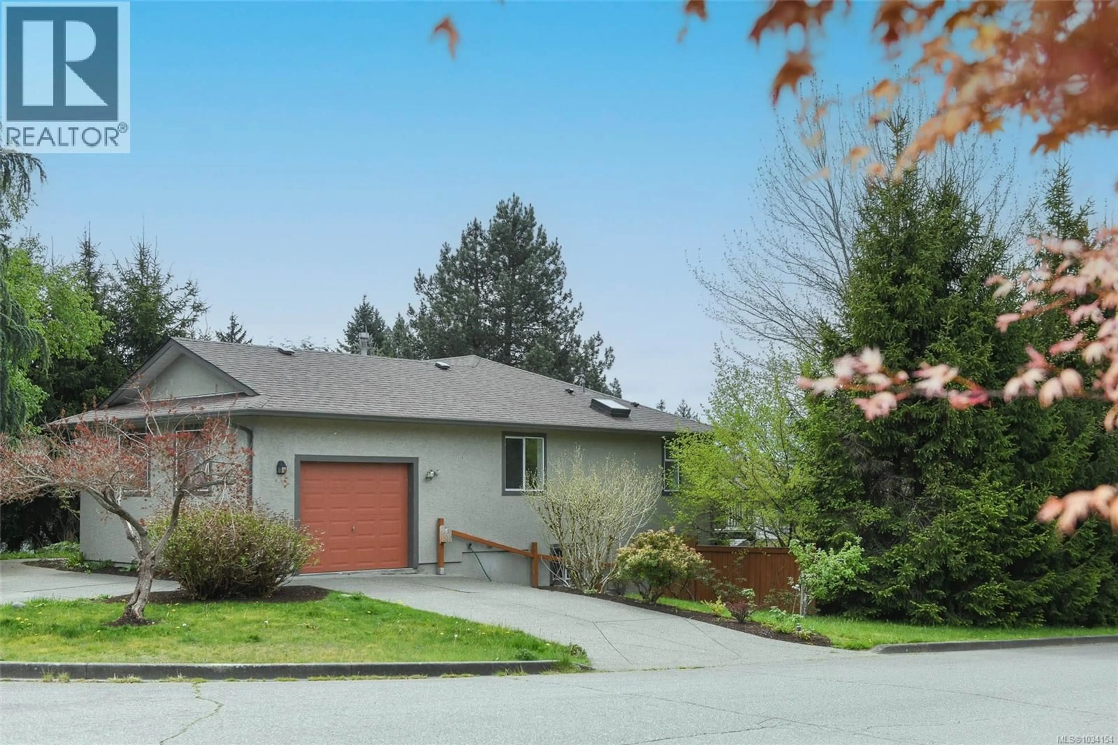 Home with vinyl exterior material, street for 349 DURRAND PLACE, Courtenay British Columbia V9N8N3