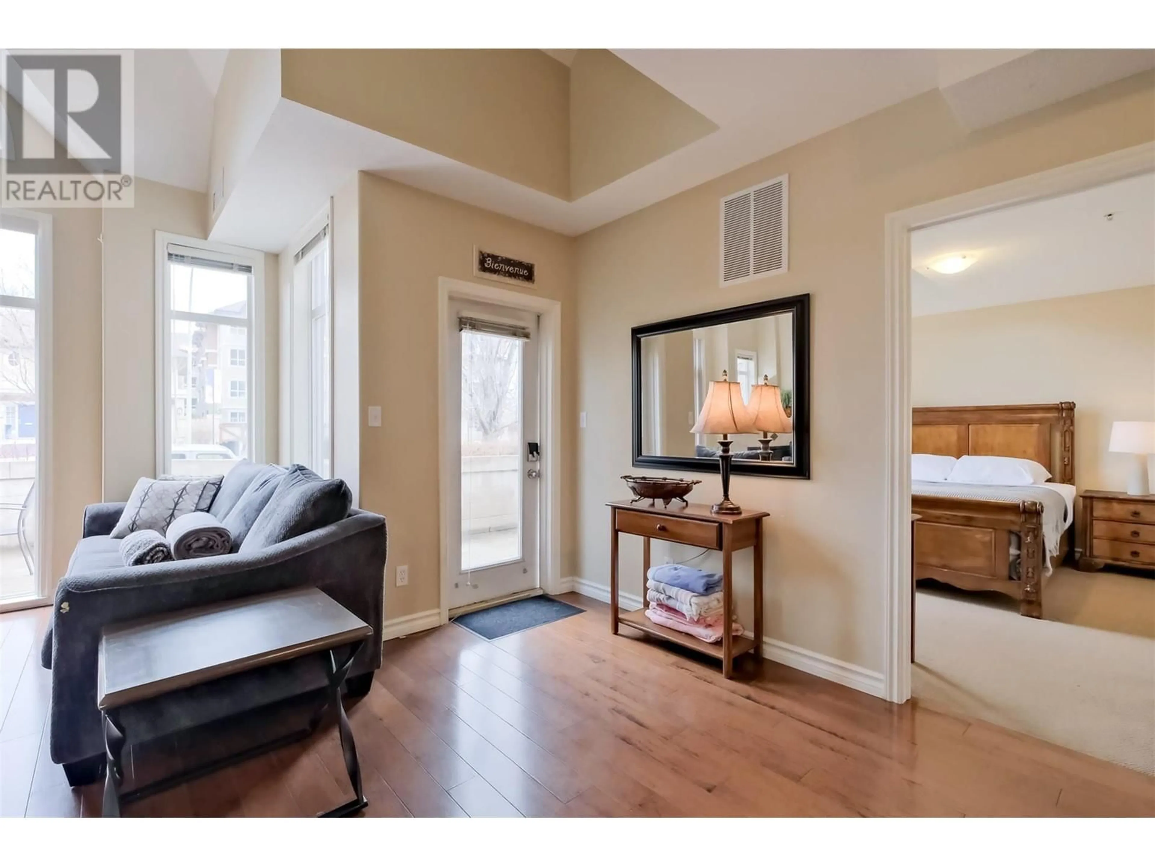 Indoor entryway for 101 - 1128 SUNSET DRIVE, Kelowna British Columbia V1Y9W7
