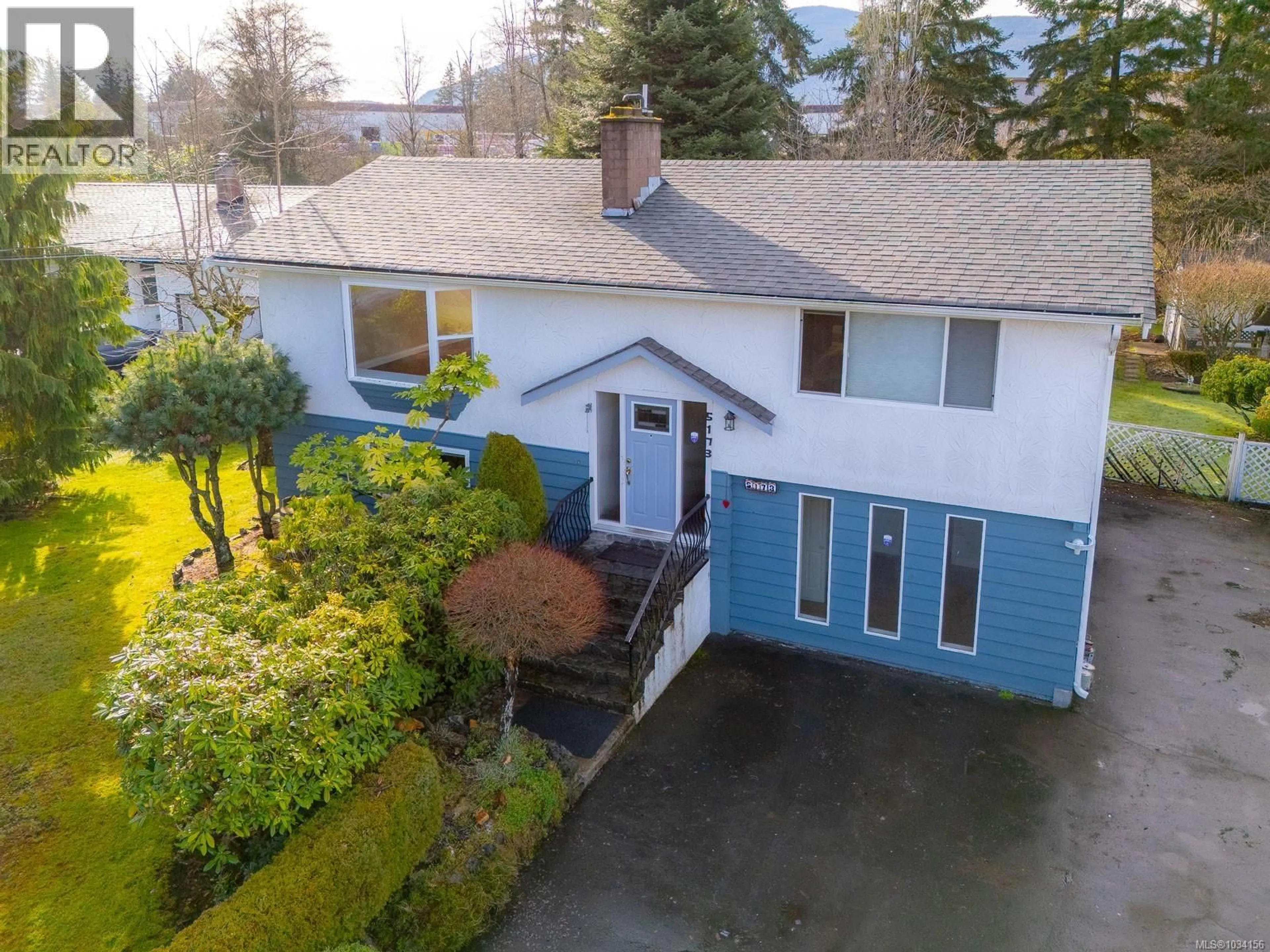 A pic from outside/outdoor area/front of a property/back of a property/a pic from drone, street for 5173 SOMERSET DRIVE, Nanaimo British Columbia V9T2K5