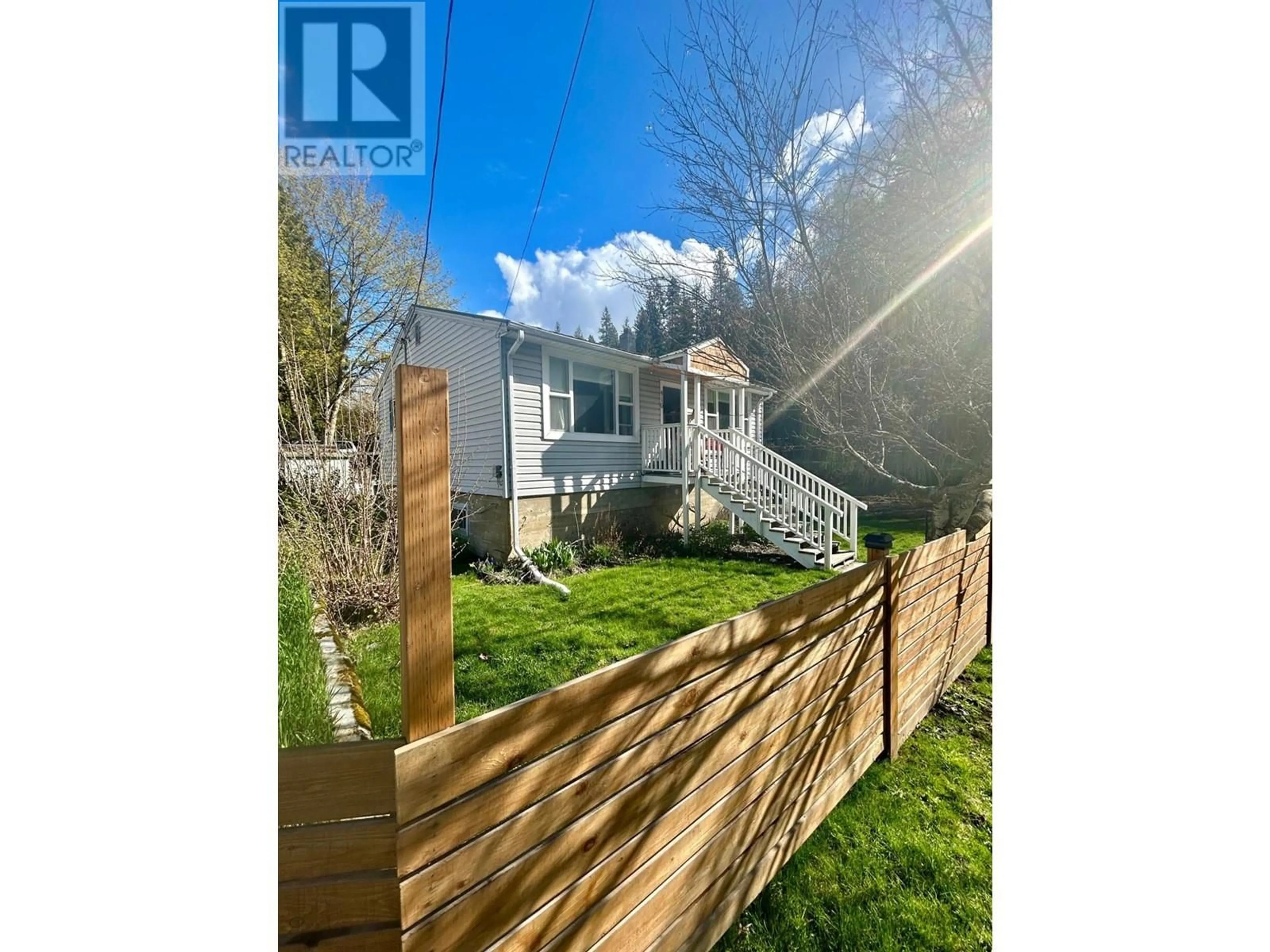 A pic from outside/outdoor area/front of a property/back of a property/a pic from drone, water/lake/river/ocean view for 416 FOWLER STREET, Riondel British Columbia V0B2B0