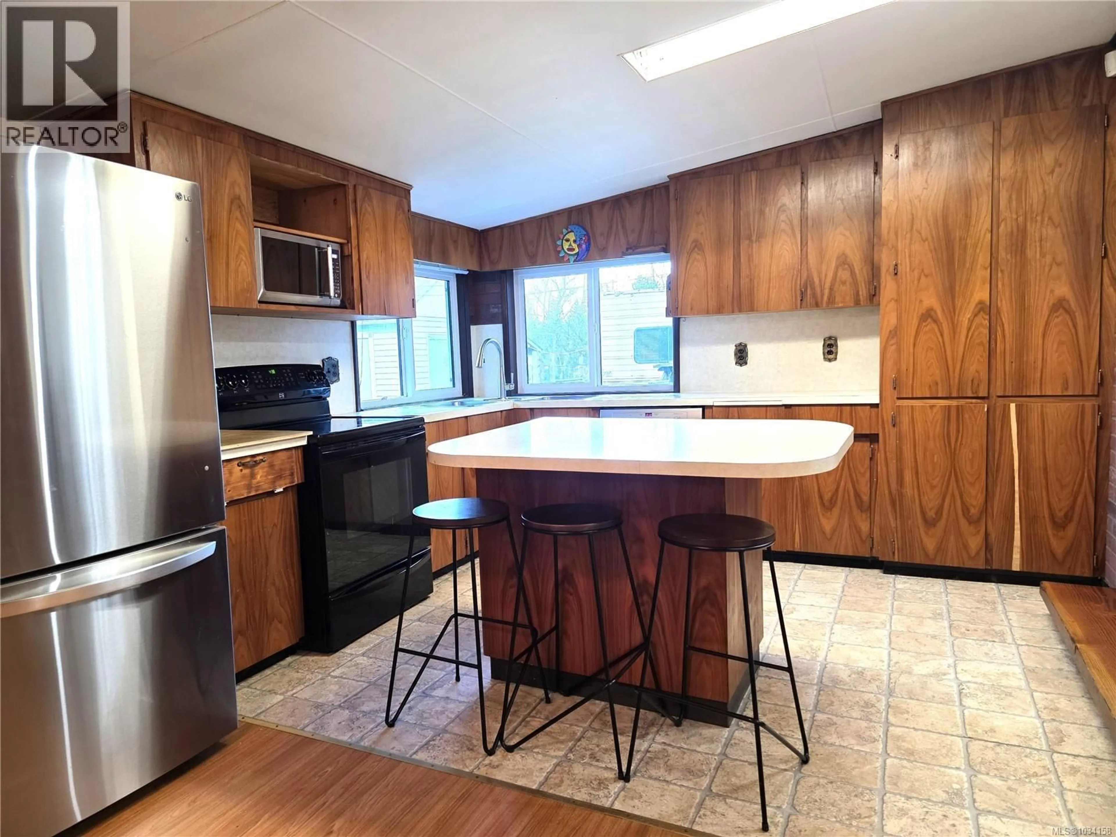 Unknown for 2114 MCKENZIE AVENUE, Comox British Columbia V9M1M7