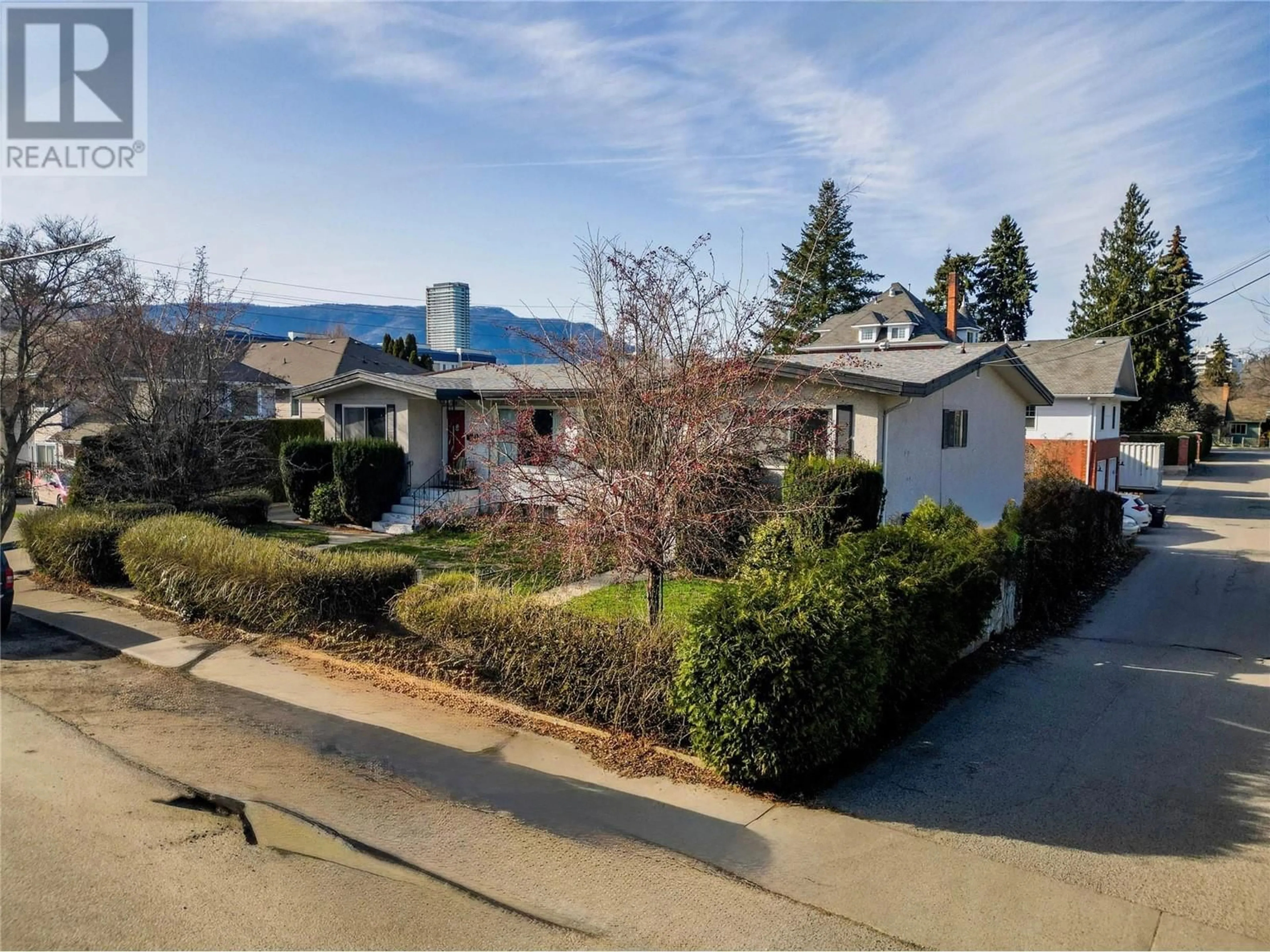 A pic from outside/outdoor area/front of a property/back of a property/a pic from drone, street for 722-726 ELLIOT AVENUE, Kelowna British Columbia V1Y5T1