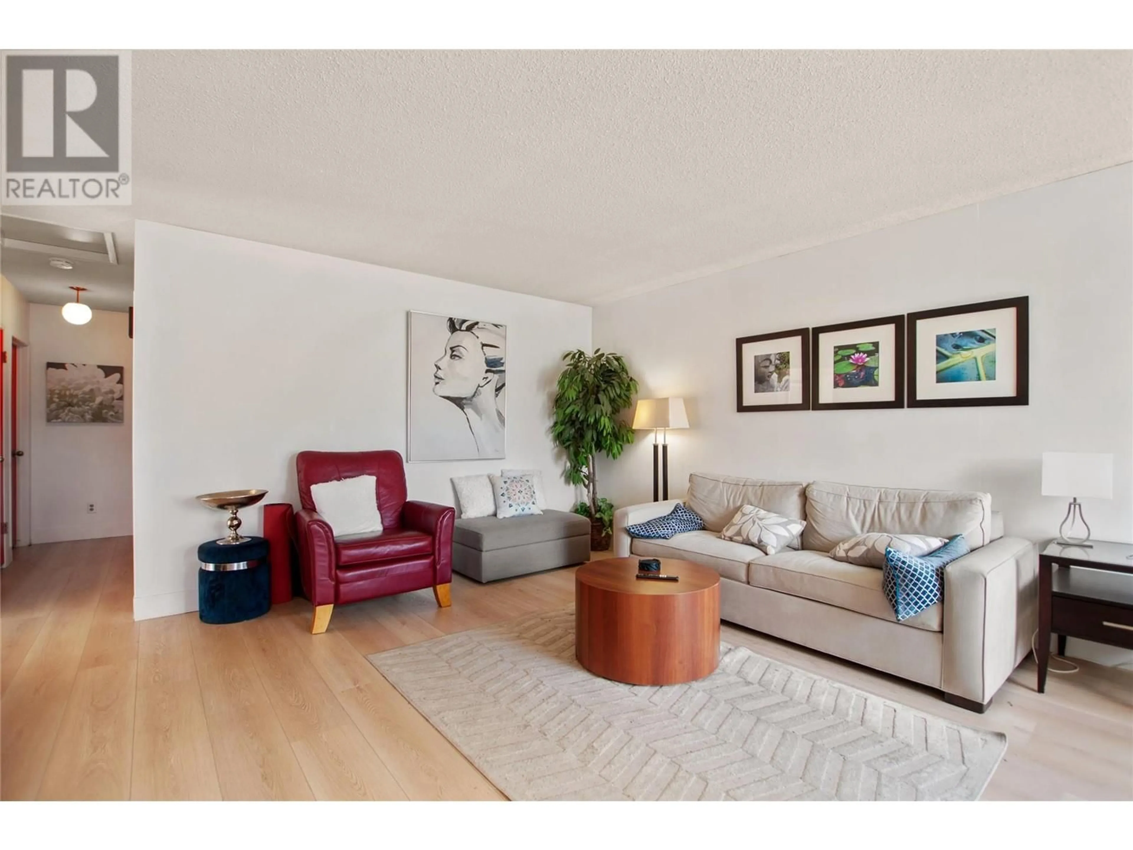 Living room with furniture, wood/laminate floor for 722-726 ELLIOT AVENUE, Kelowna British Columbia V1Y5T1
