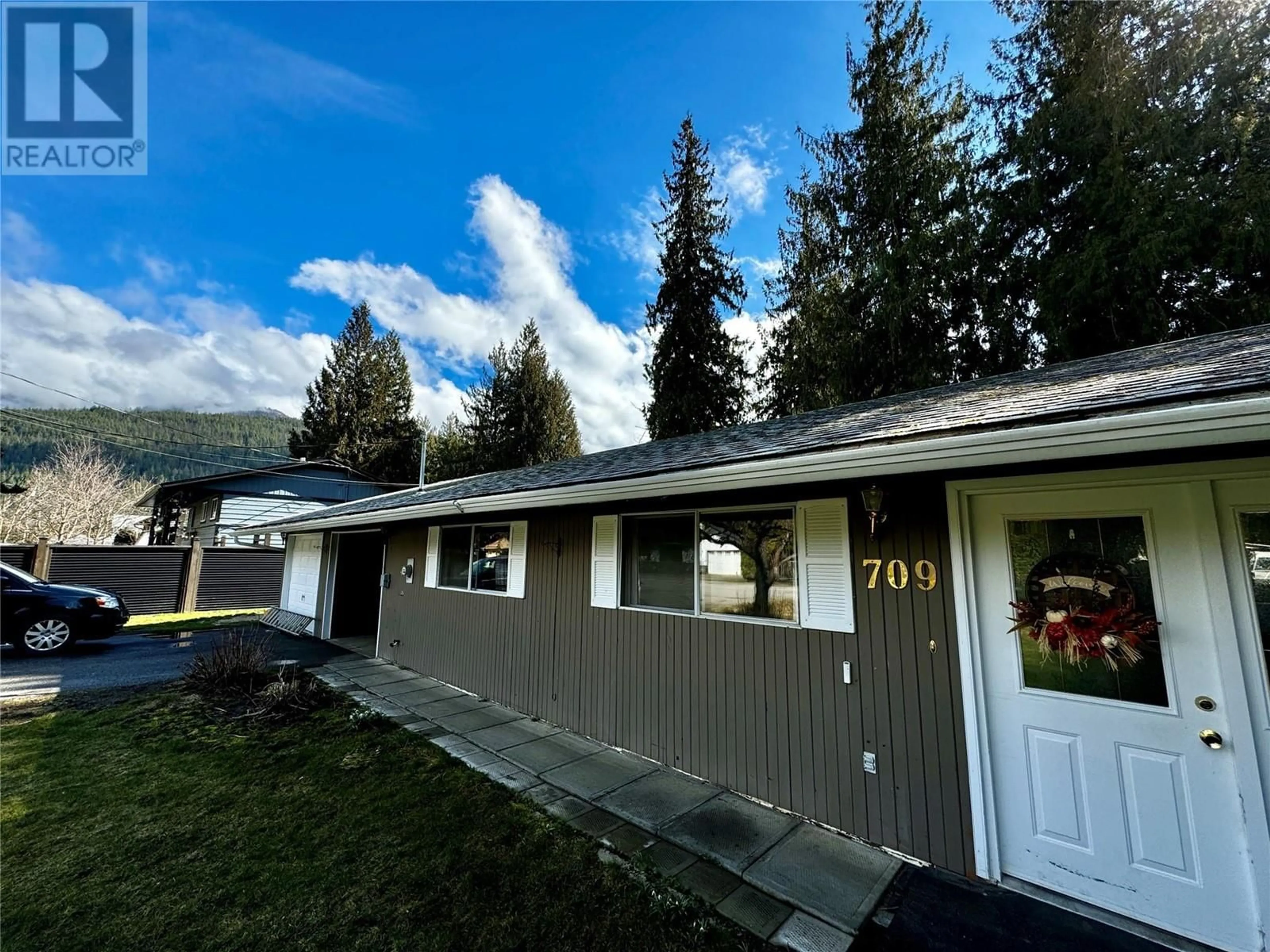 A pic from outside/outdoor area/front of a property/back of a property/a pic from drone, mountain view for 709 SPRUCE STREET, Sicamous British Columbia V0E2V0