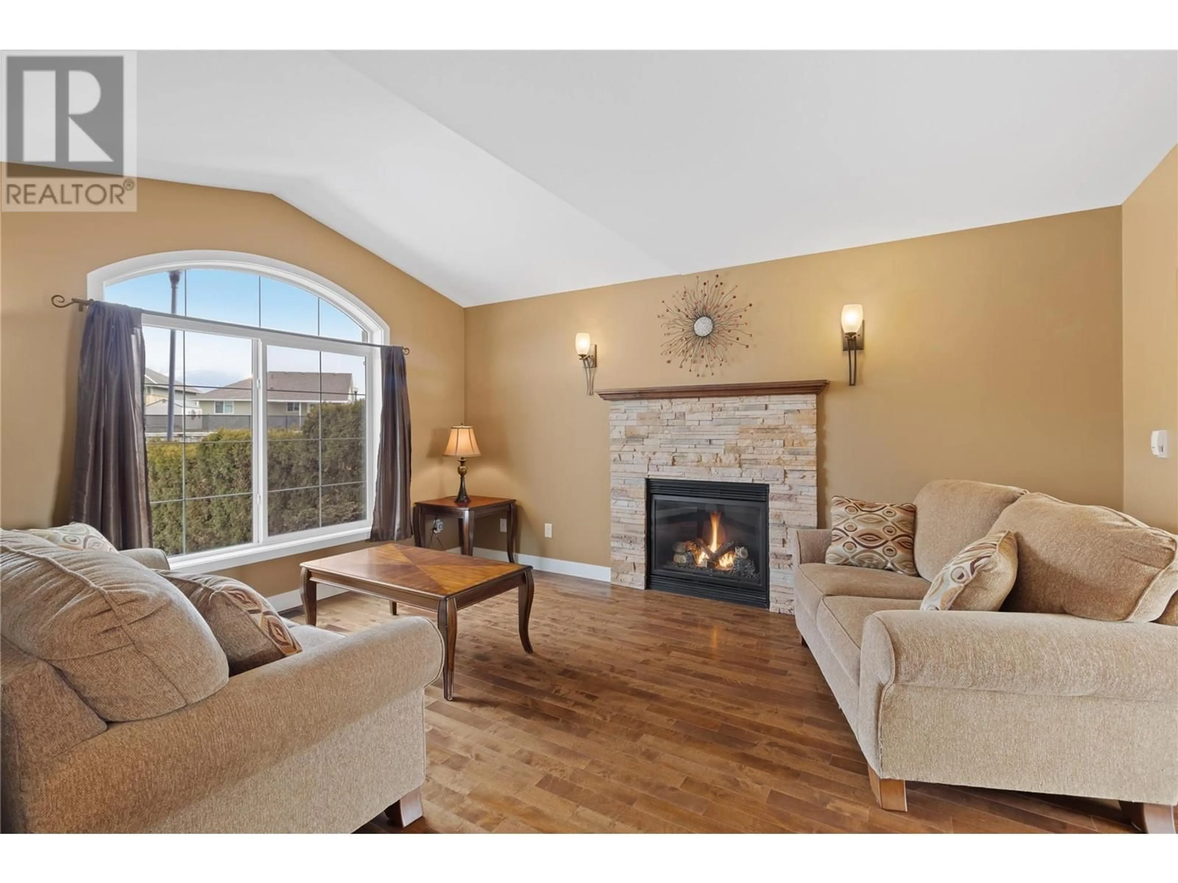 Living room with furniture, unknown for 1036 QUAILS ROOST COURT, Kamloops British Columbia V2B0C5