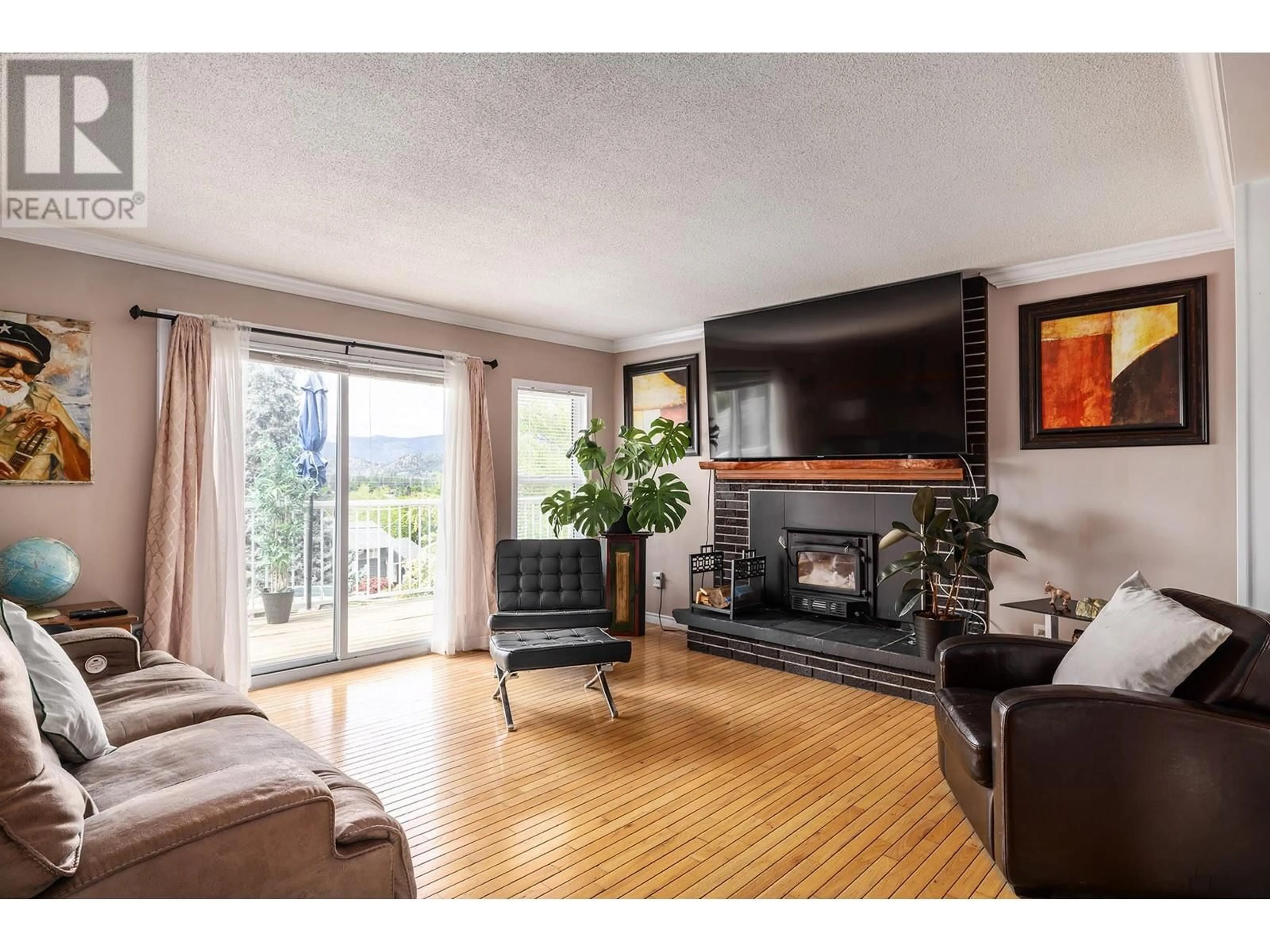 Living room with furniture, wood/laminate floor for 435 BRIGHTON ROAD, Kelowna British Columbia V1X5K6