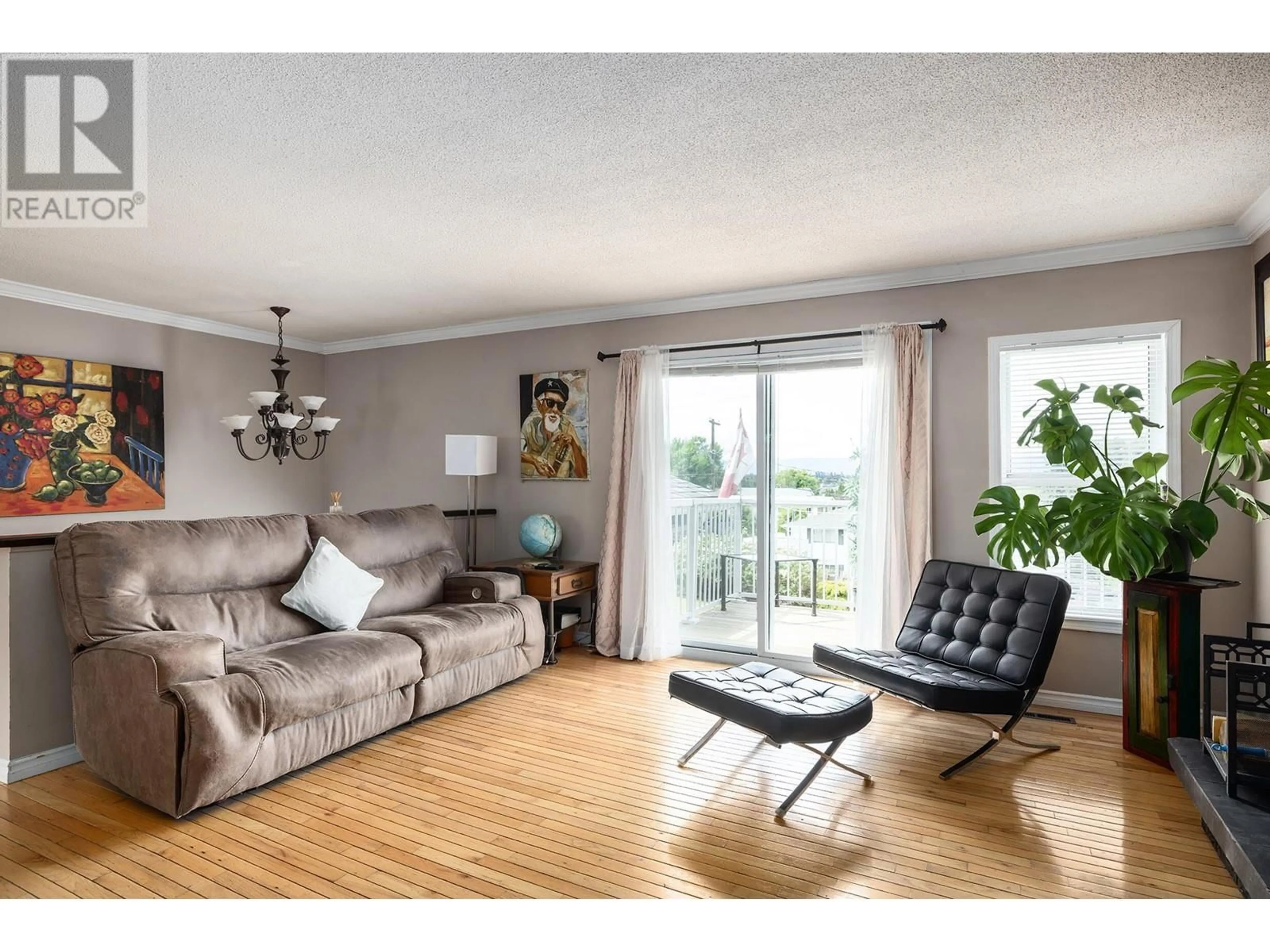 Living room with furniture, wood/laminate floor for 435 BRIGHTON ROAD, Kelowna British Columbia V1X5K6