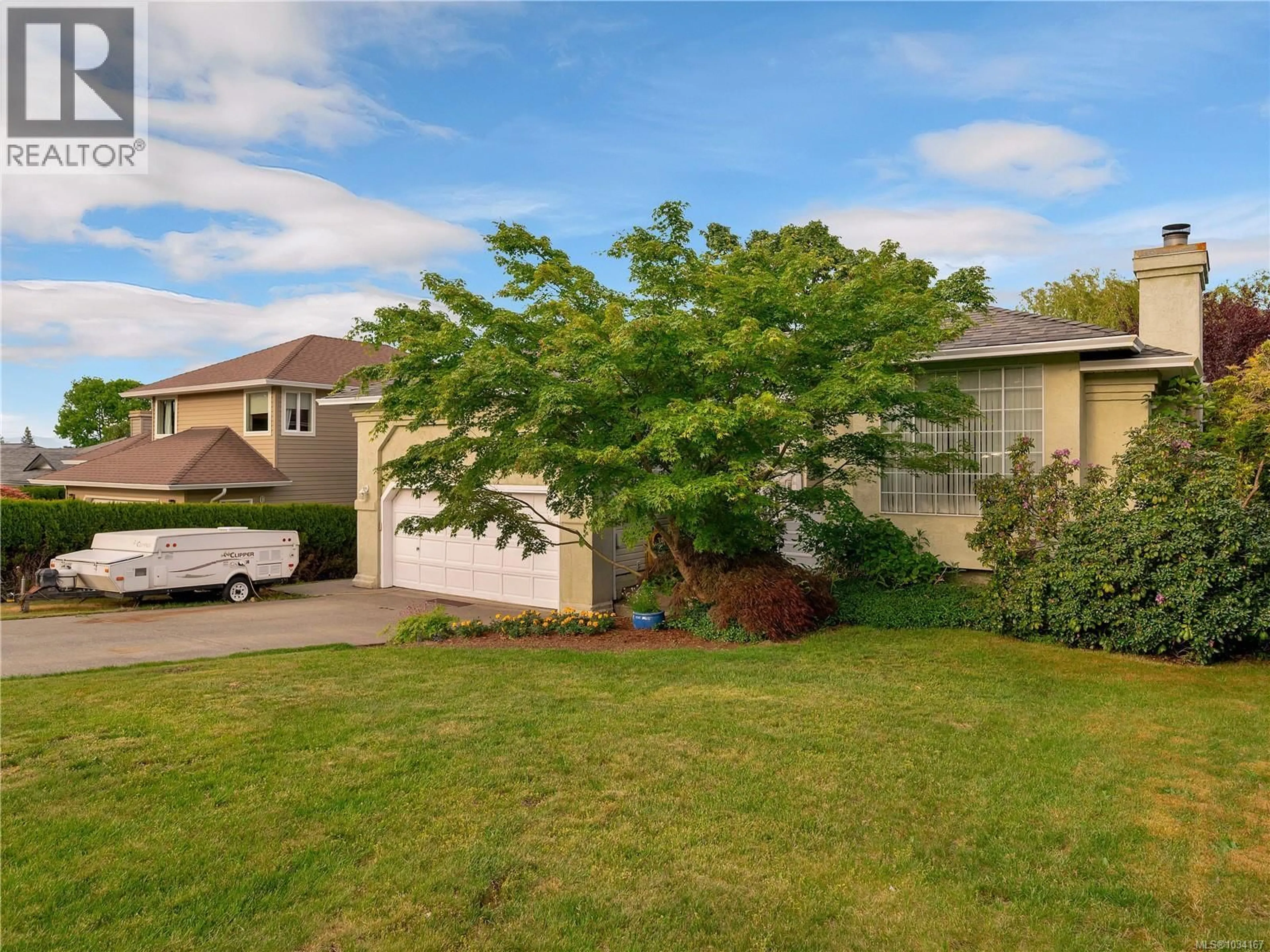 A pic from outside/outdoor area/front of a property/back of a property/a pic from drone, street for 2635 SEYMOUR PLACE, Campbell River British Columbia V9H1S3