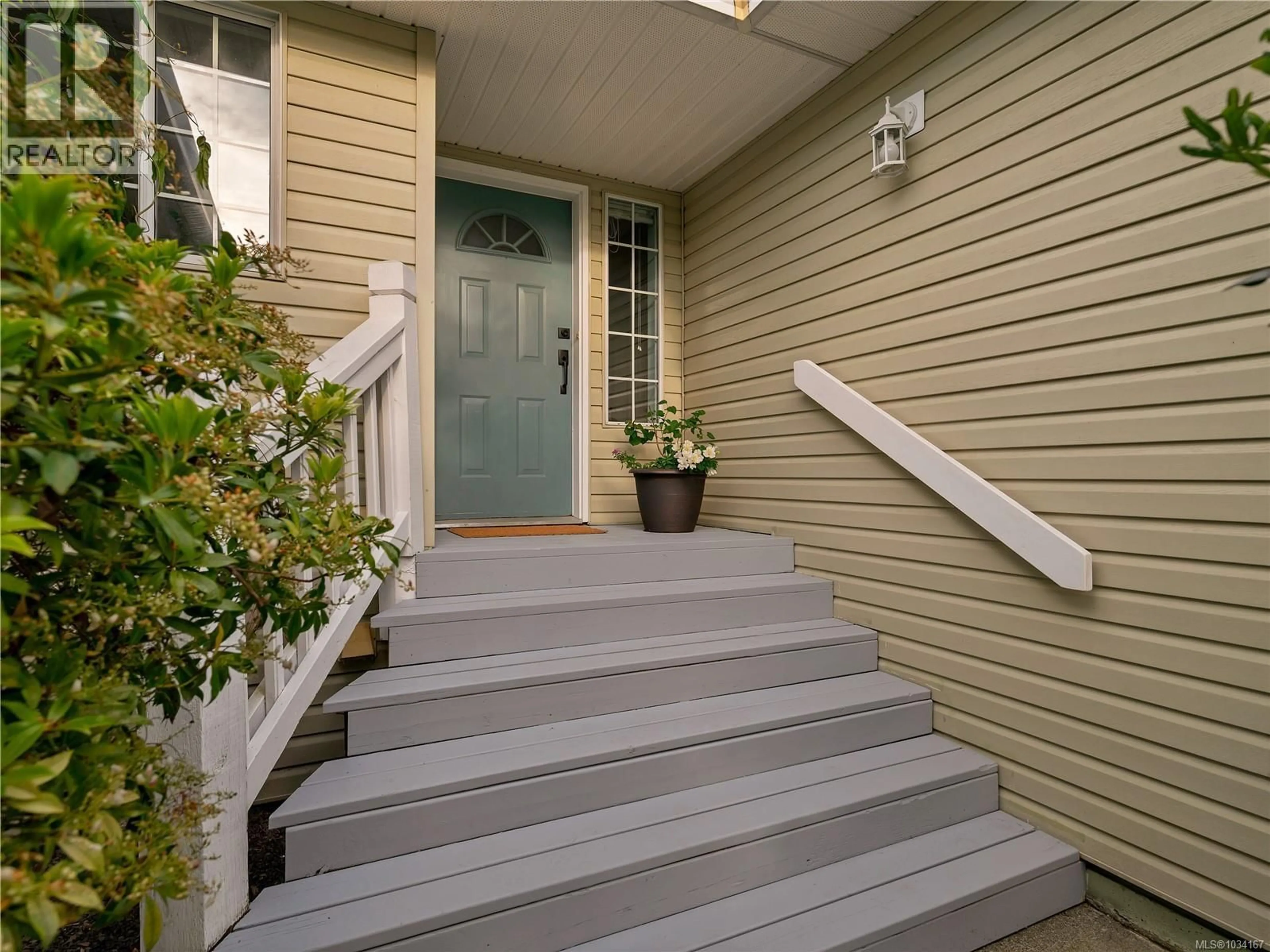 Indoor entryway for 2635 SEYMOUR PLACE, Campbell River British Columbia V9H1S3