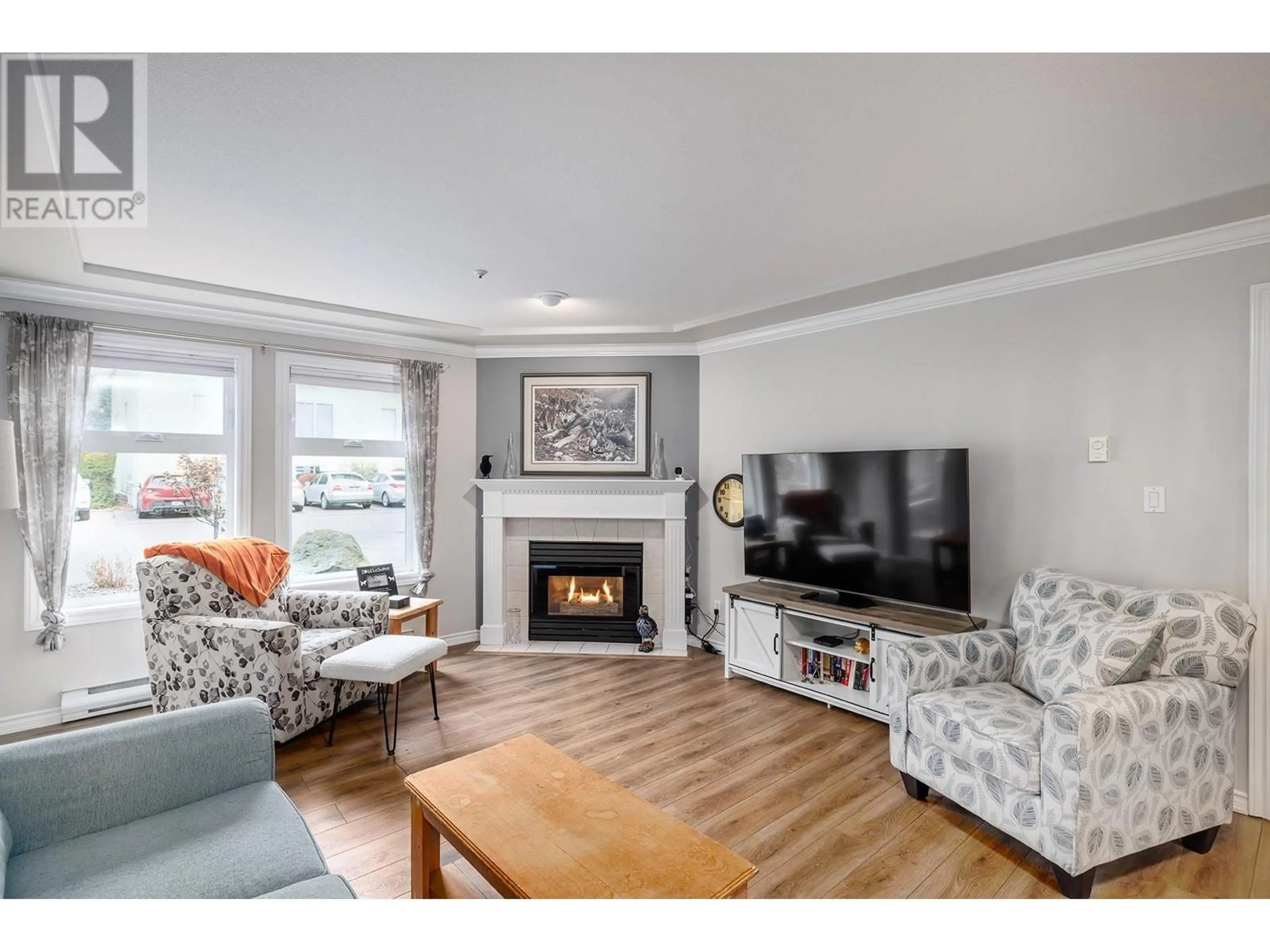 Living room with furniture, wood/laminate floor for 112 - 3300 CENTENNIAL DRIVE, Vernon British Columbia V1T9M5