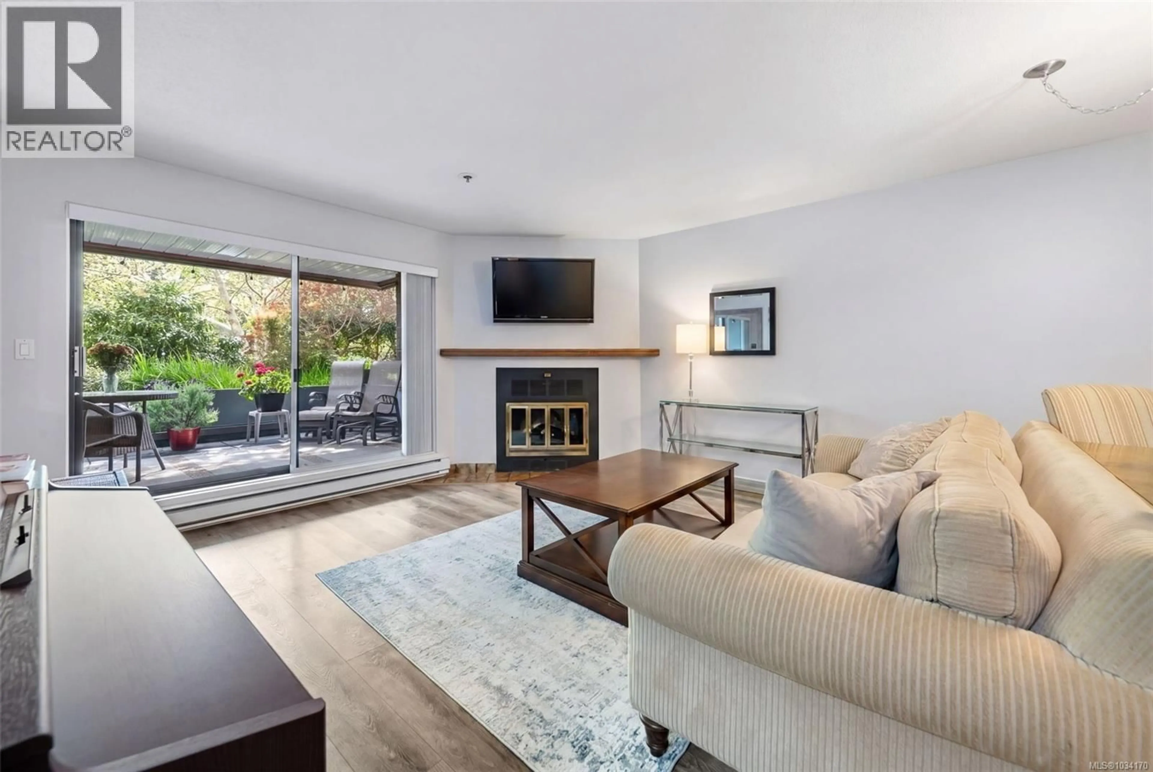 Living room with furniture, unknown for 107 - 420 PARRY STREET, Victoria British Columbia V8V2H7