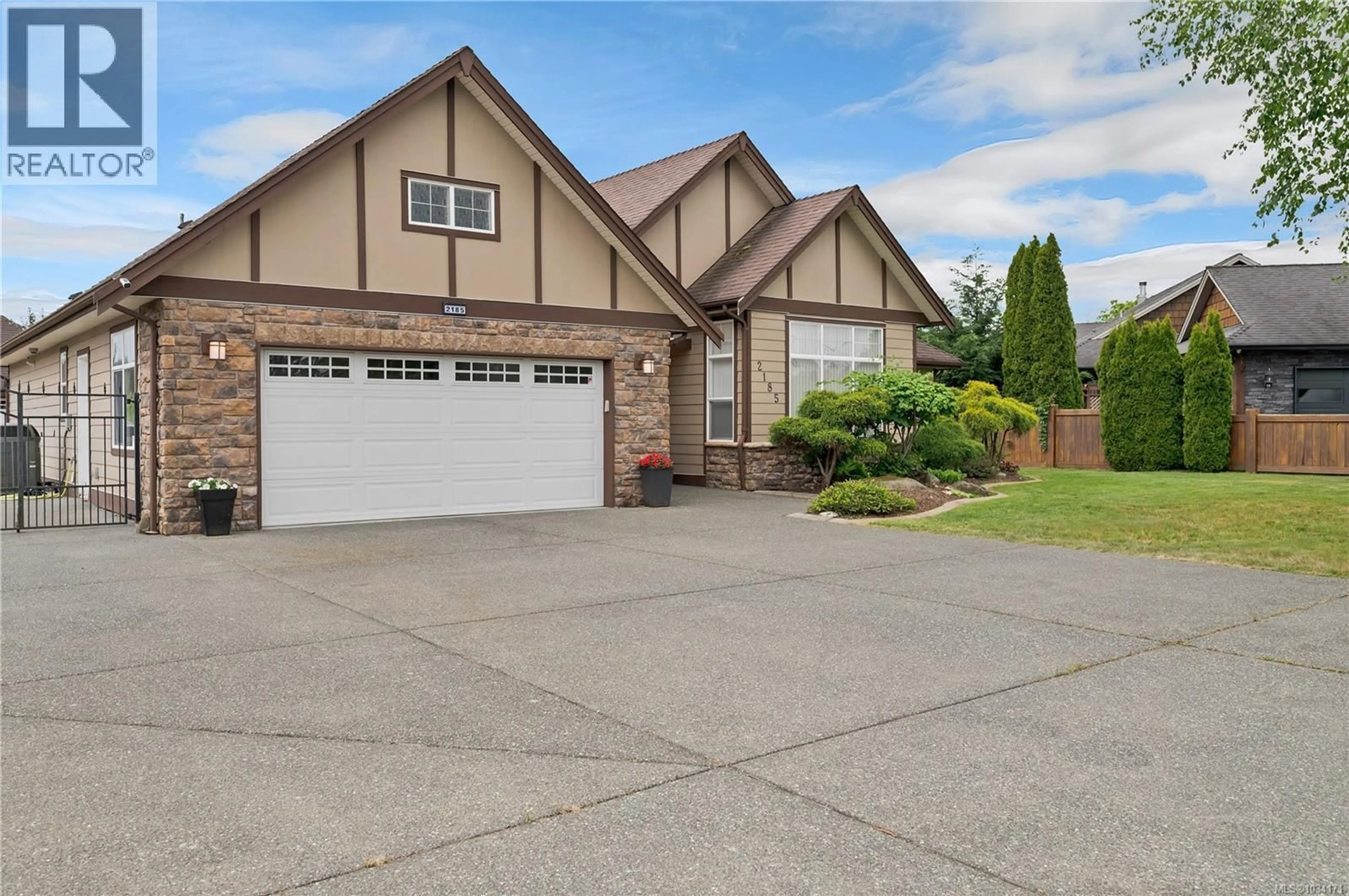 Home with vinyl exterior material, street for 2185 FOREST GROVE DRIVE, Campbell River British Columbia V9W6H9
