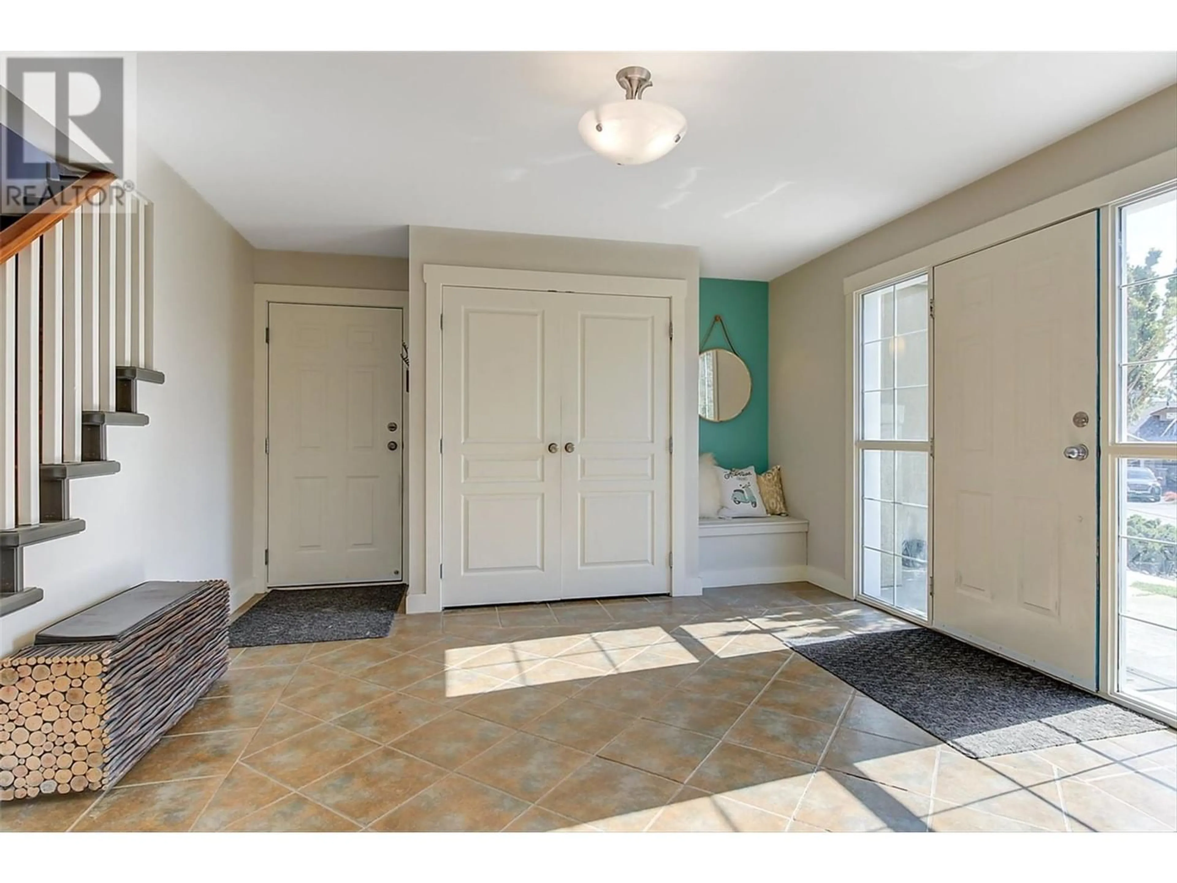 Indoor entryway for 3065 LAKEVIEW COVE ROAD, West Kelowna British Columbia V1Z3P6