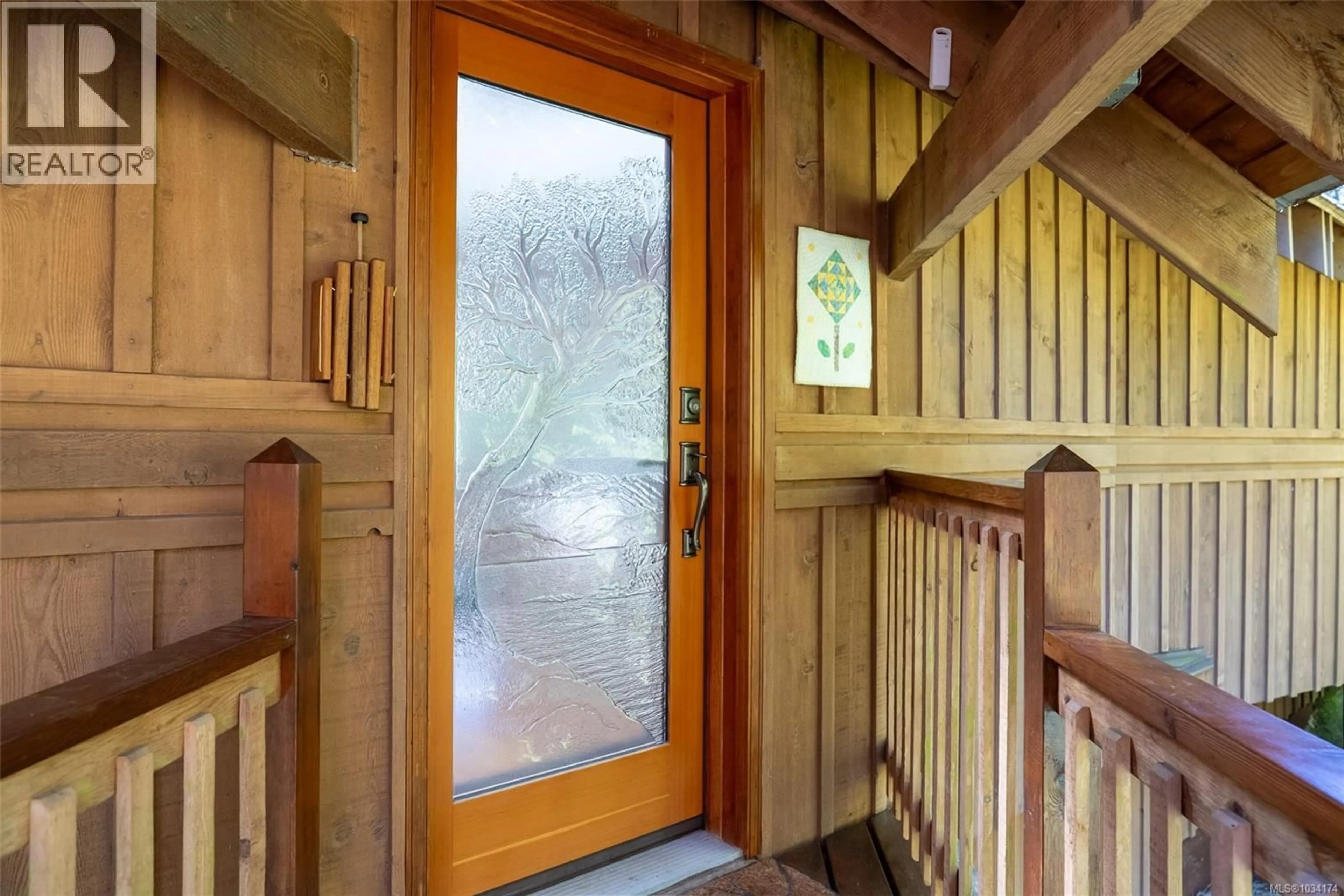 Indoor entryway for 486 BLUFF WAY, Mayne Island British Columbia V0N2J2