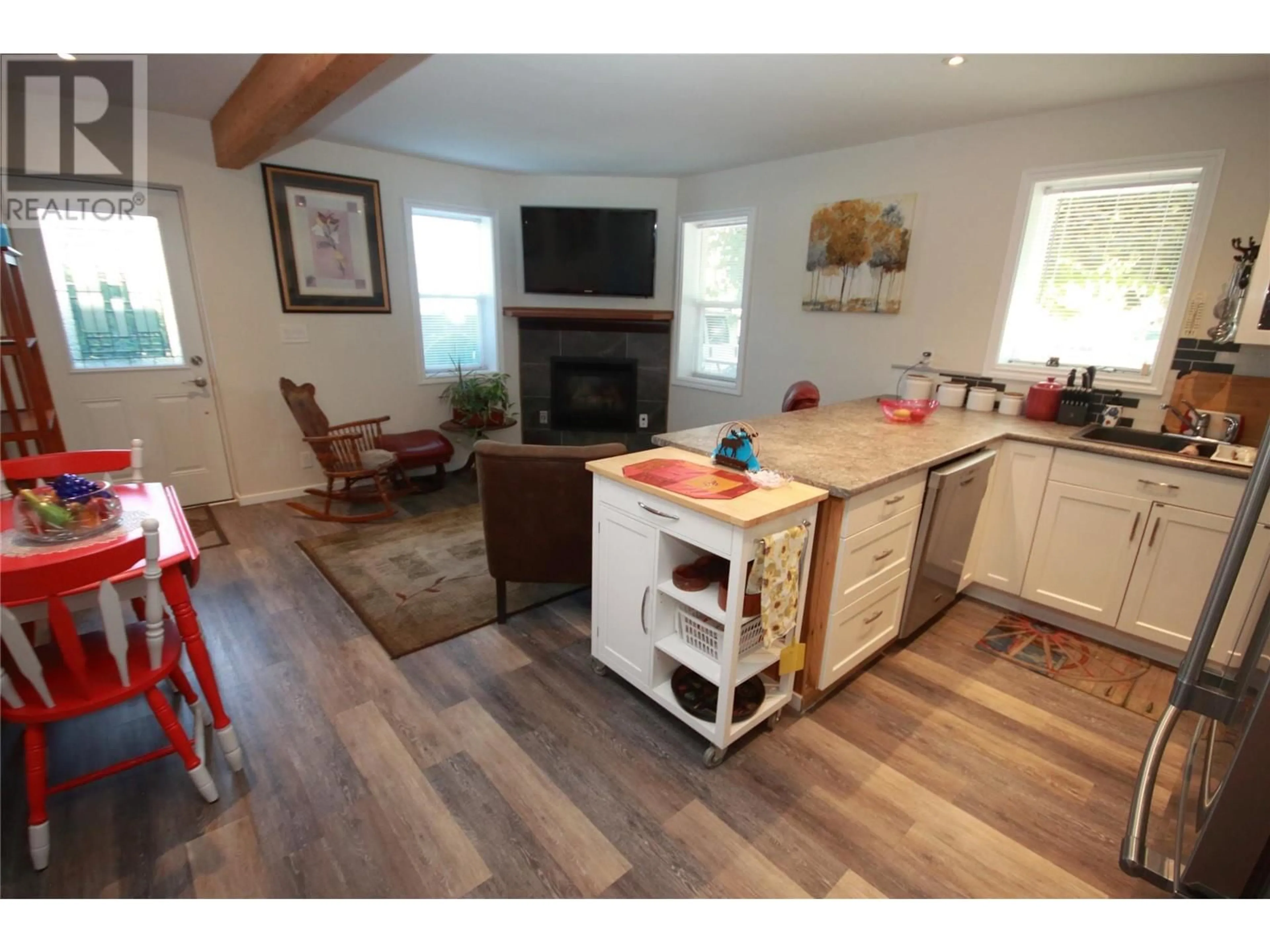Open concept kitchen, wood/laminate floor for 472 VETERANS AVE AVENUE, Oliver British Columbia V0H1T0