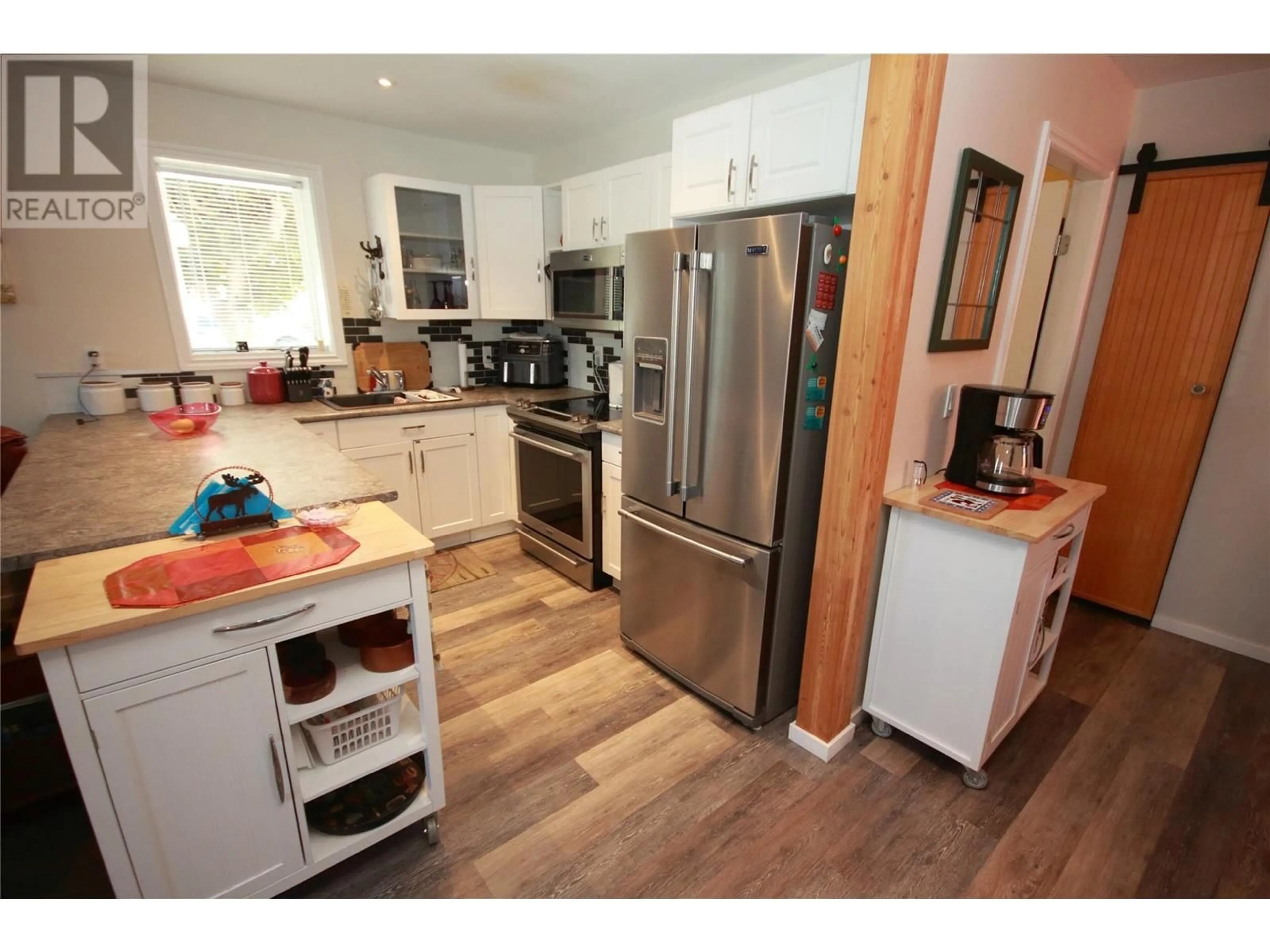 Open concept kitchen, wood/laminate floor for 472 VETERANS AVE AVENUE, Oliver British Columbia V0H1T0