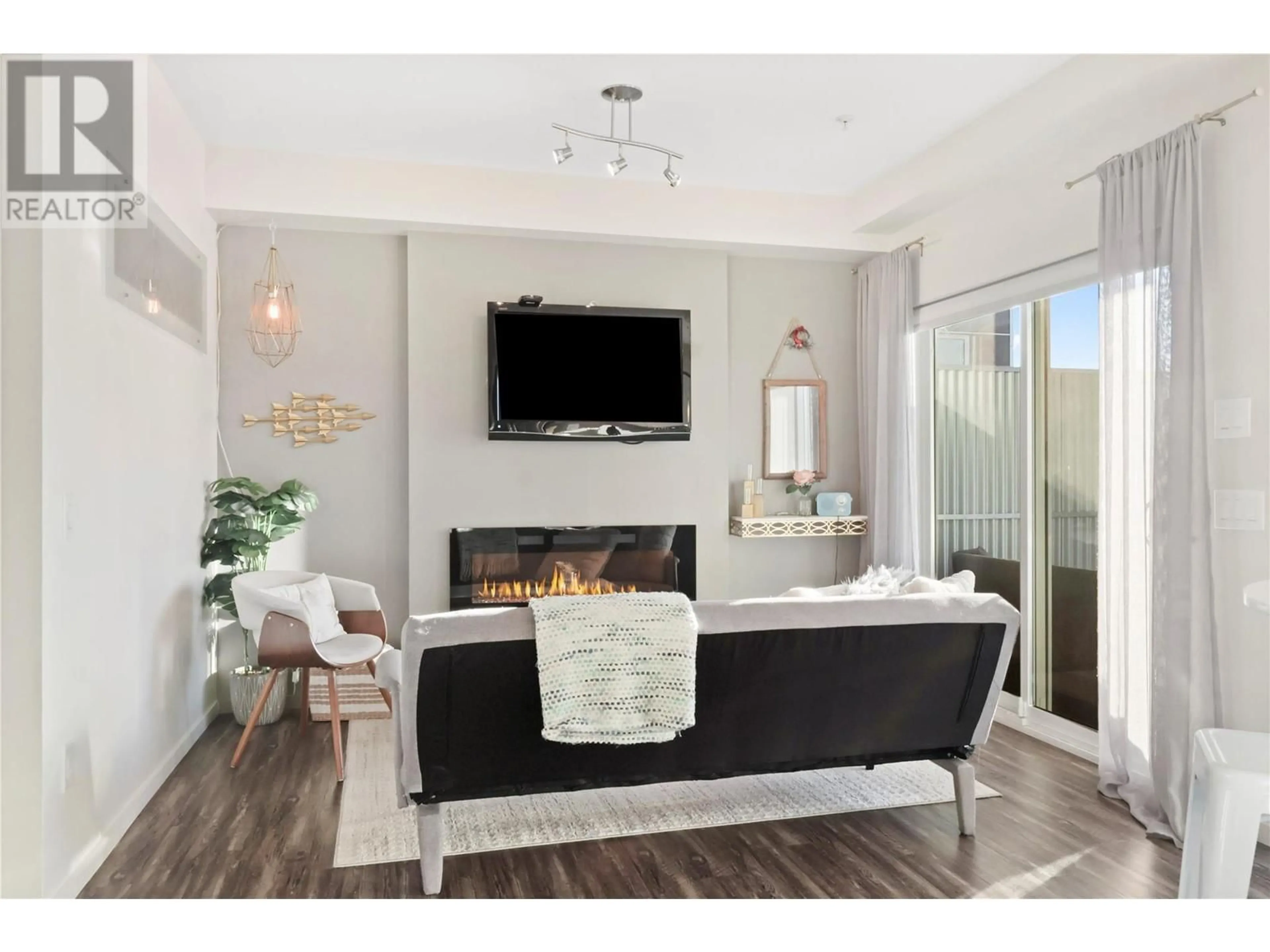 Living room with furniture, wood/laminate floor for 511 - 1290 ST. PAUL STREET, Kelowna British Columbia V1Y2C9
