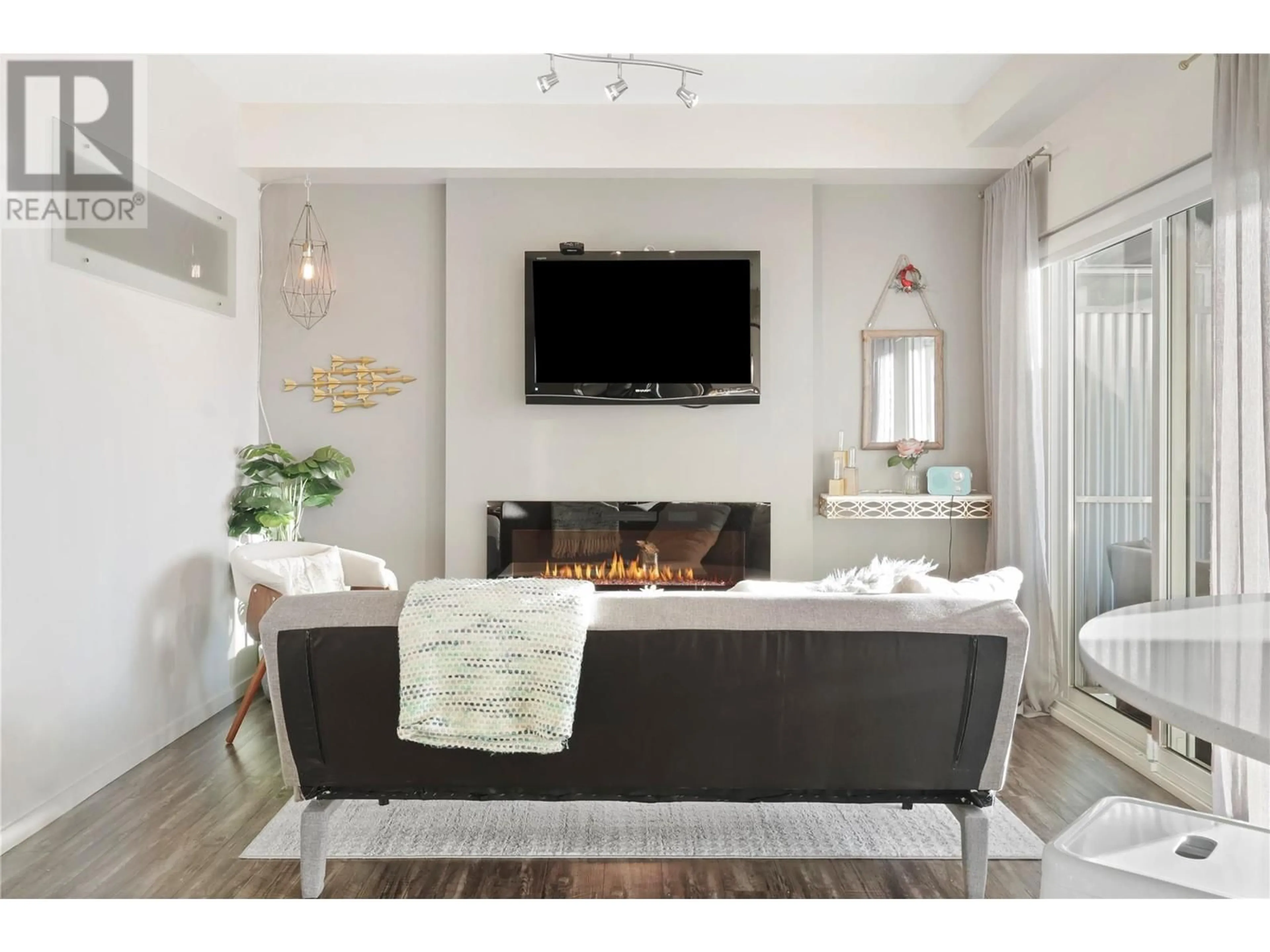 Living room with furniture, unknown for 511 - 1290 ST. PAUL STREET, Kelowna British Columbia V1Y2C9