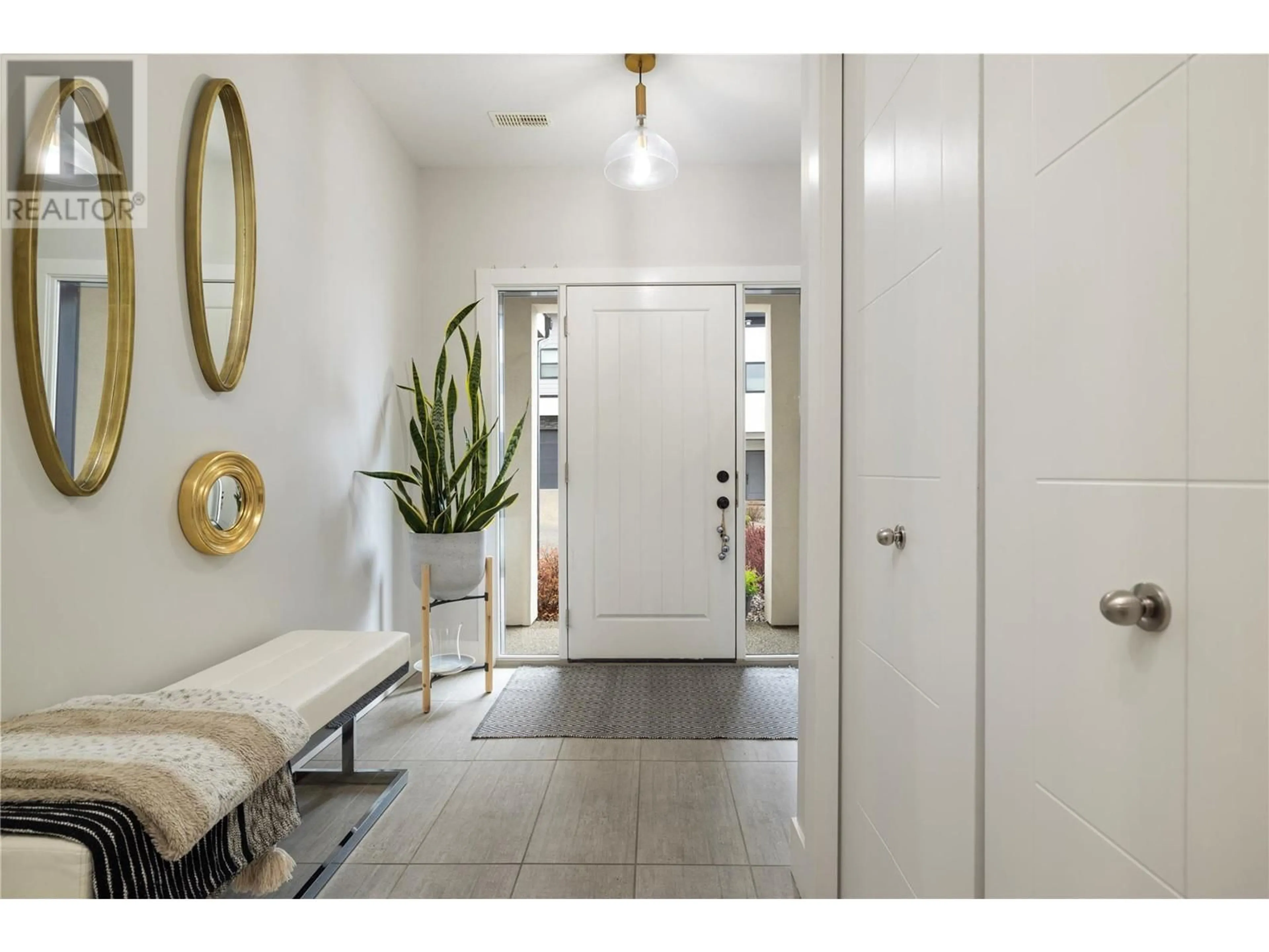 Indoor entryway for 11 - 900 MT IDA DRIVE, Vernon British Columbia V1B4G1