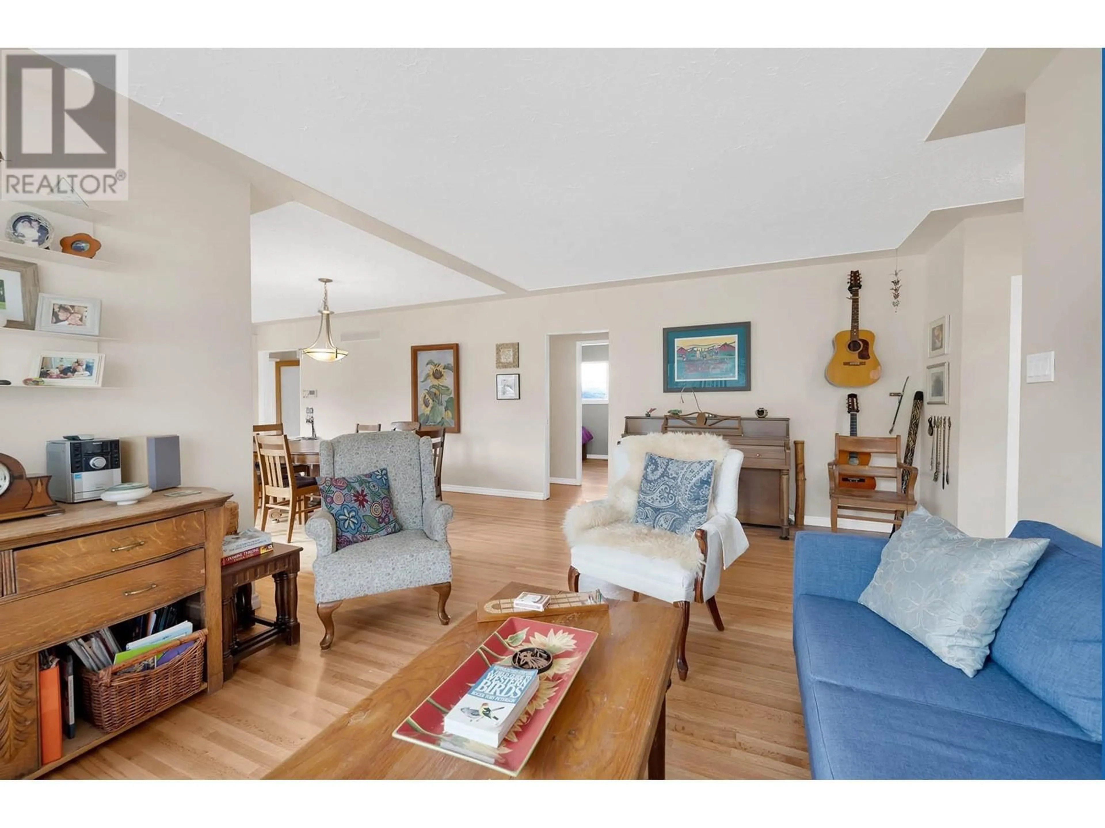 Living room with furniture, unknown for 1426 PINE CRESCENT, Kamloops British Columbia V2C2Z3