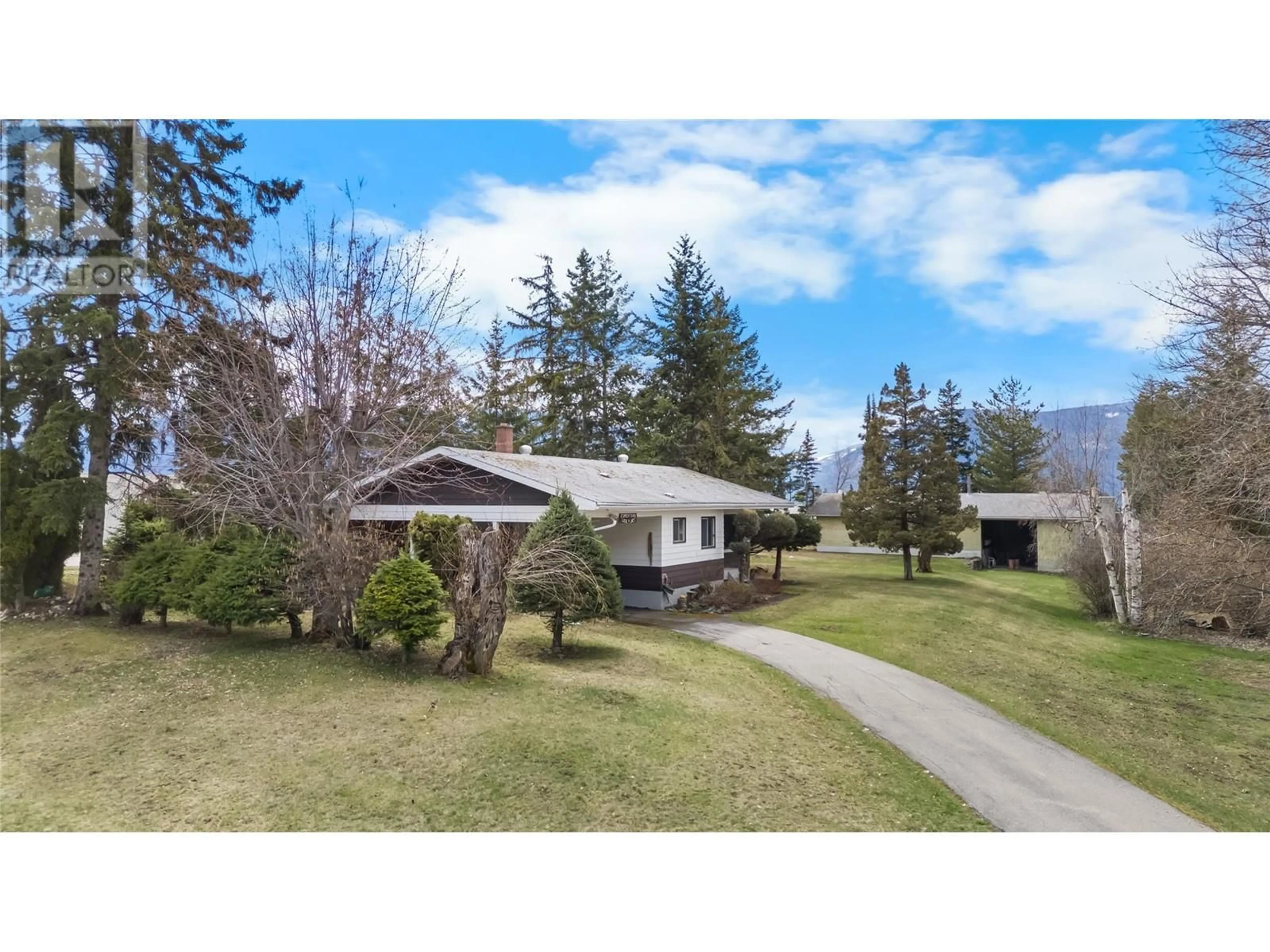 A pic from outside/outdoor area/front of a property/back of a property/a pic from drone, street for 1031 7TH  N AVENUE, Creston British Columbia V0B1G6