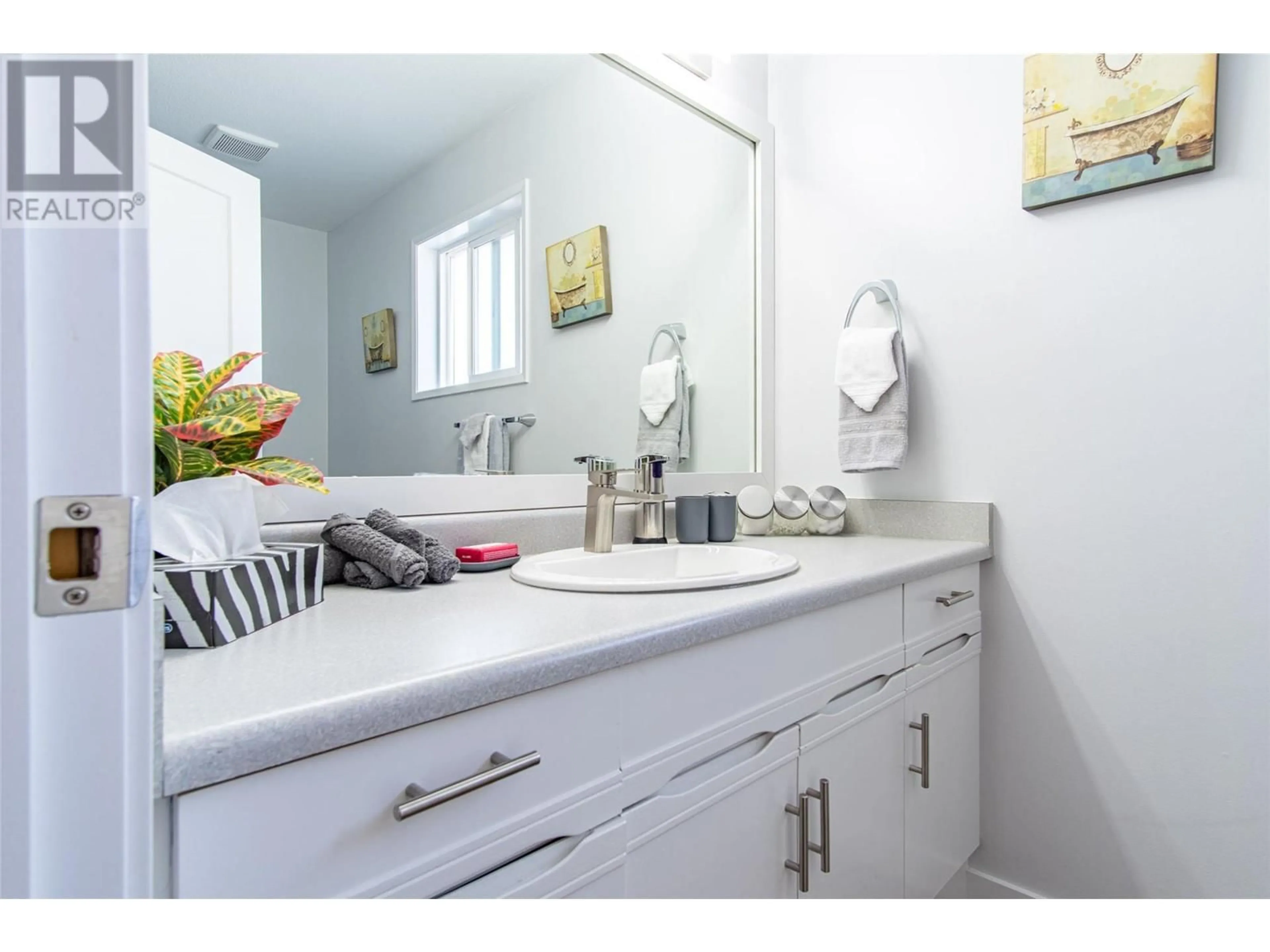 Contemporary bathroom, ceramic/tile floor for 102 - 678 WADE AVENUE, Penticton British Columbia V2A6X7