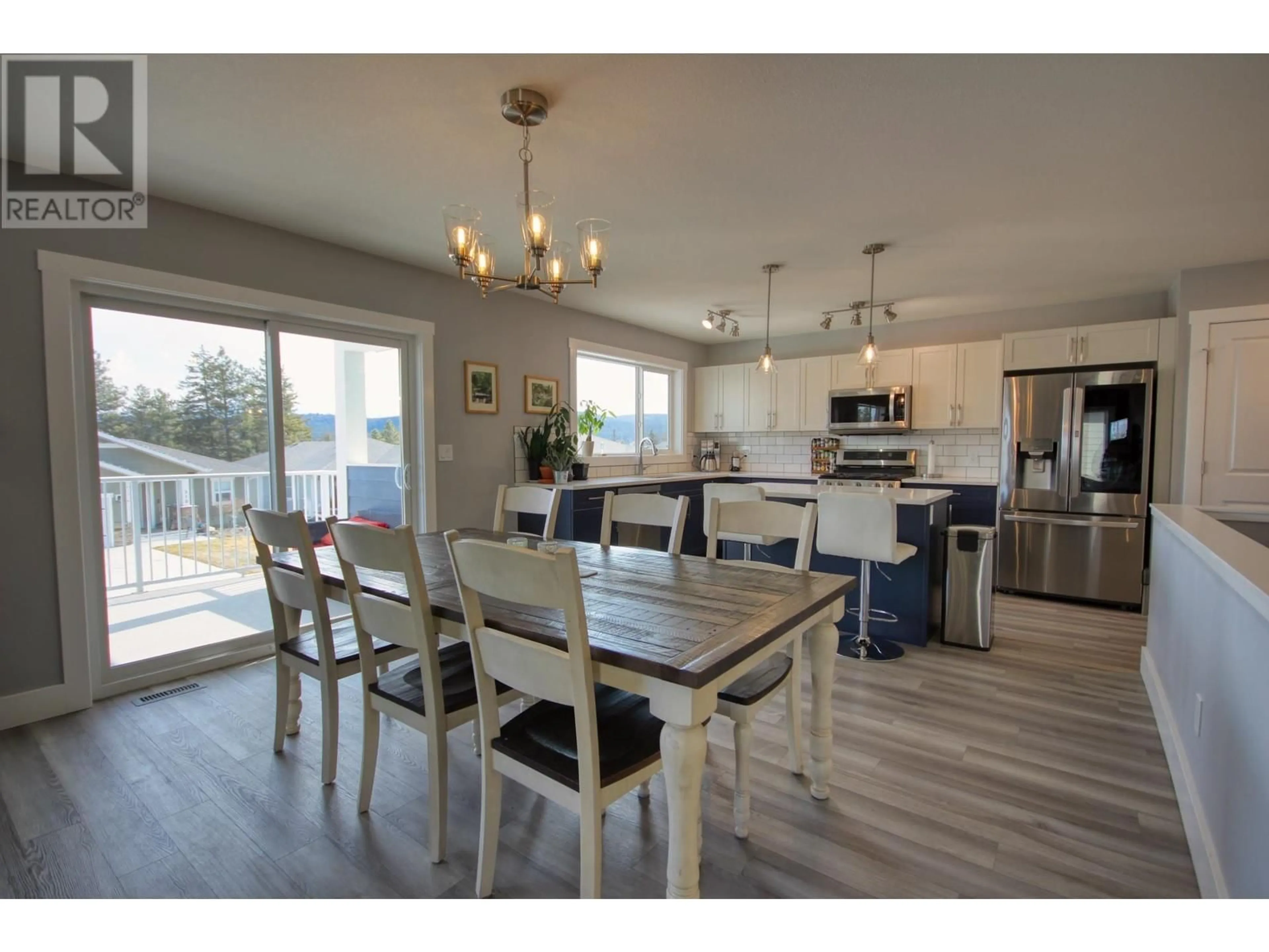 Open concept kitchen, wood/laminate floor for 311 LEGACY LOOKOUT OTHER, Cranbrook British Columbia V1C0E4