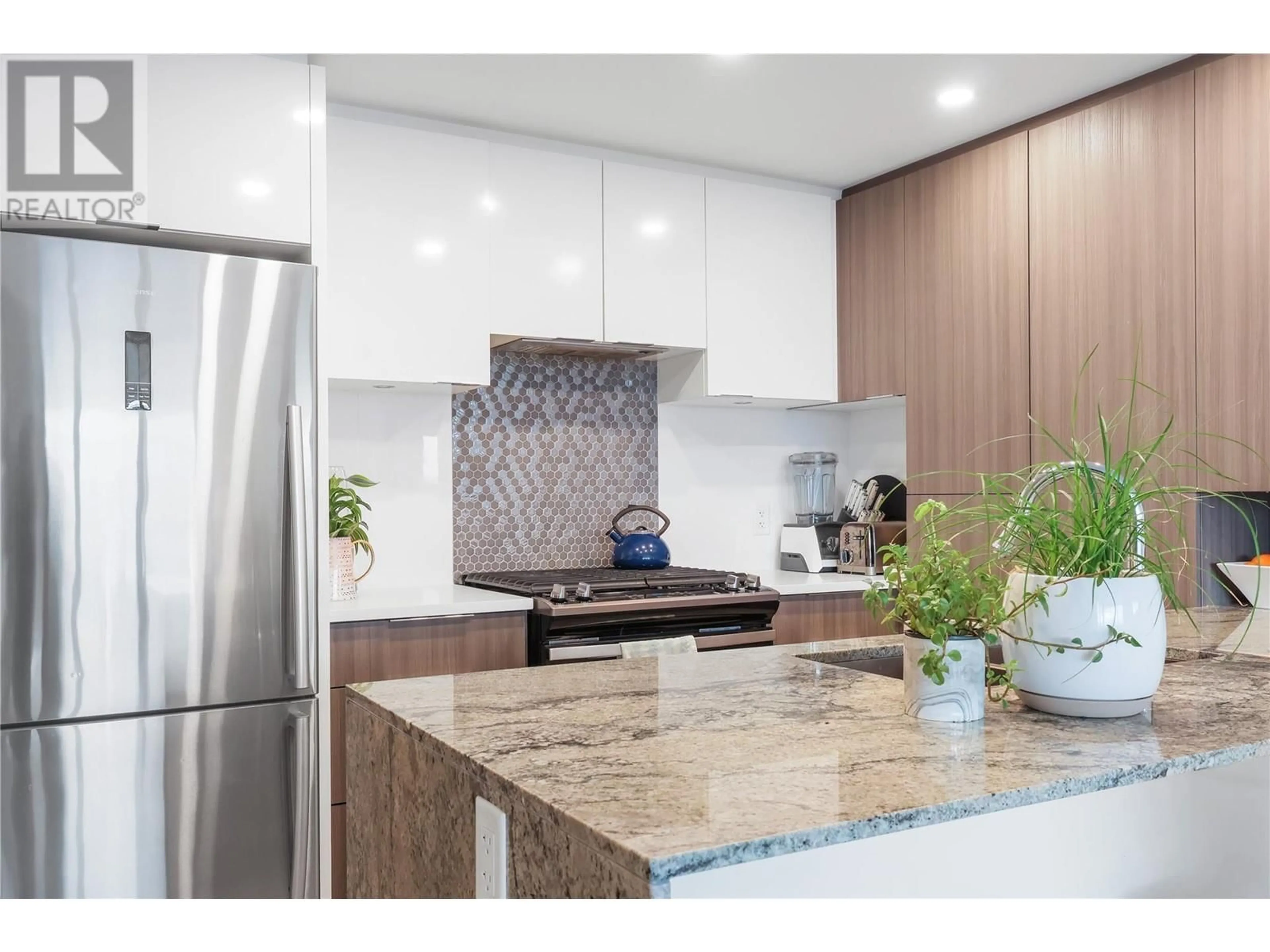 Contemporary kitchen, unknown for 1106 - 1151 SUNSET DRIVE, Kelowna British Columbia V1Y0G2