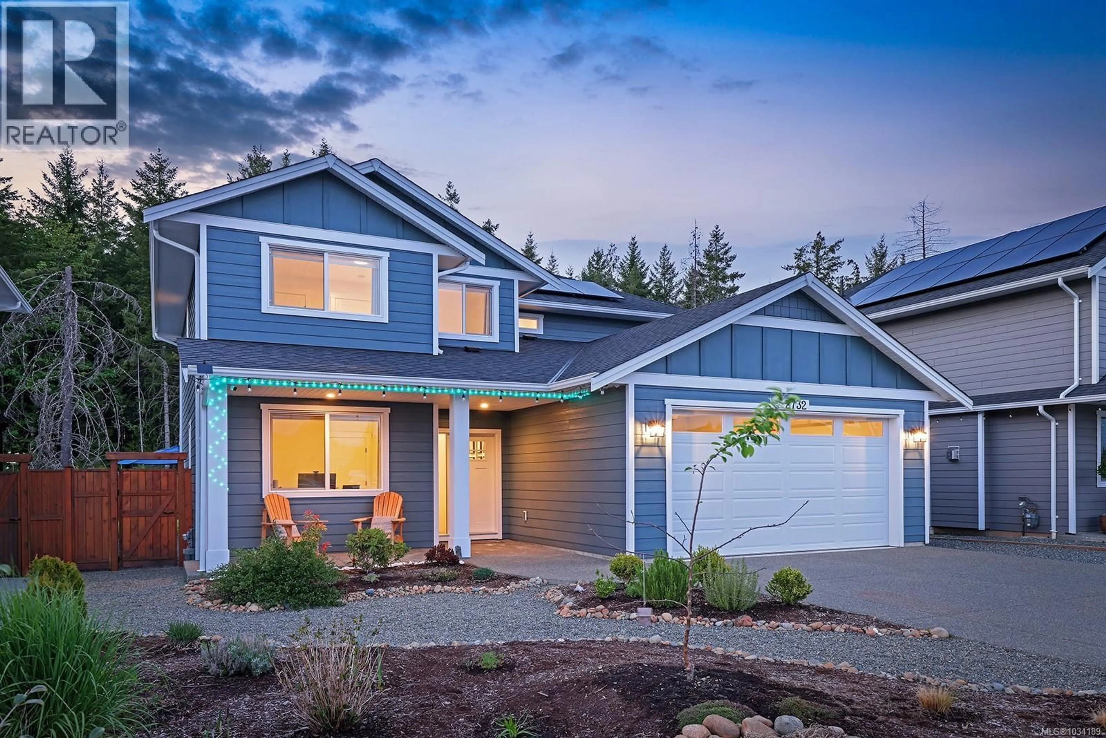 Home with vinyl exterior material, street for 2732 MAPLE STREET, Cumberland British Columbia V0R1S0