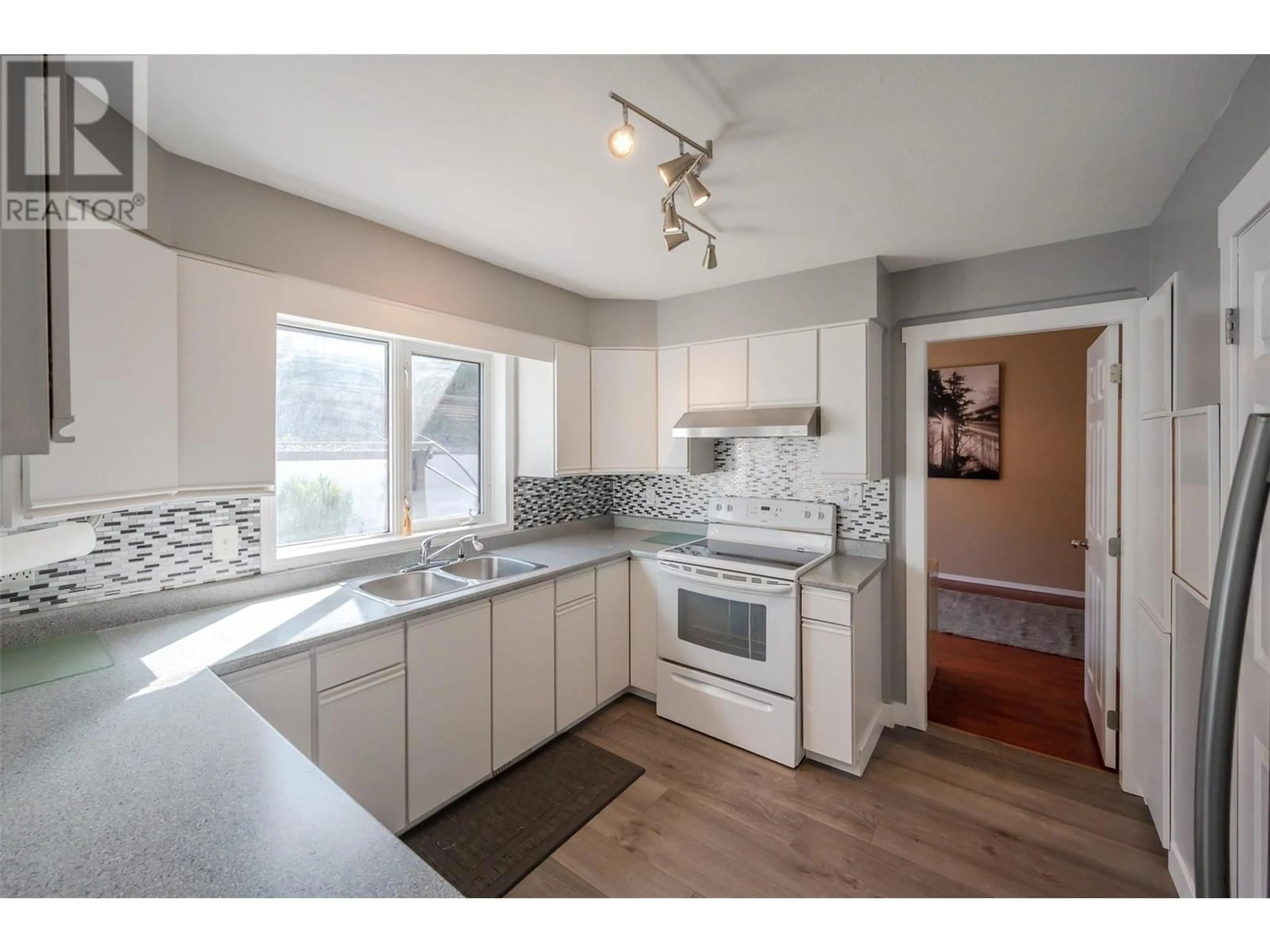Standard kitchen, wood/laminate floor for 6753 MEADOWS DRIVE, Oliver British Columbia V0H1T4
