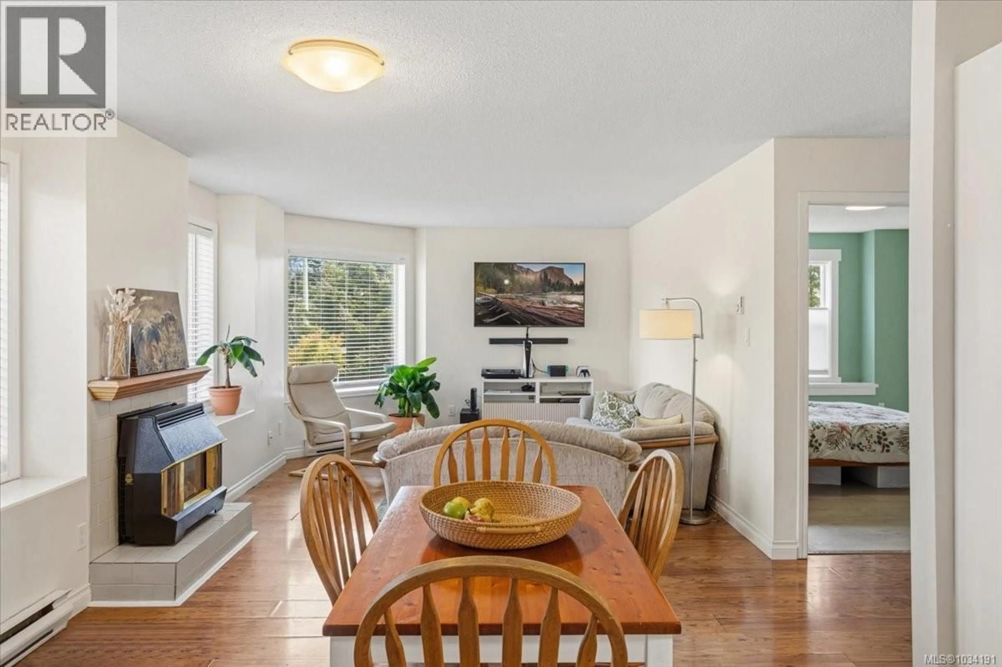 Living room with furniture, wood/laminate floor for 2 - 3048 ROSS ROAD, Nanaimo British Columbia V9T3Z1
