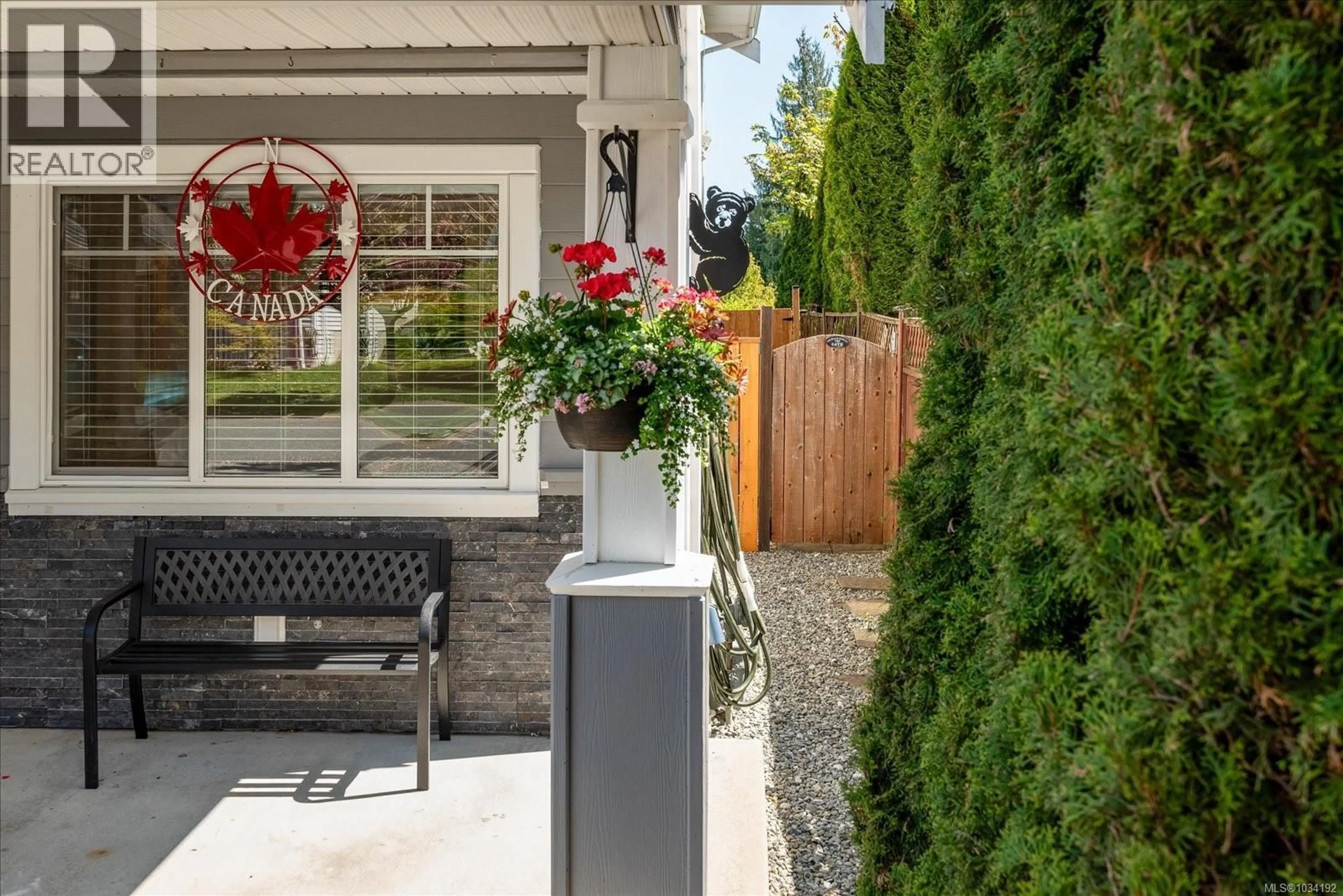 Patio, street for 621 OAKWOOD ROAD, Ladysmith British Columbia V9G2C1