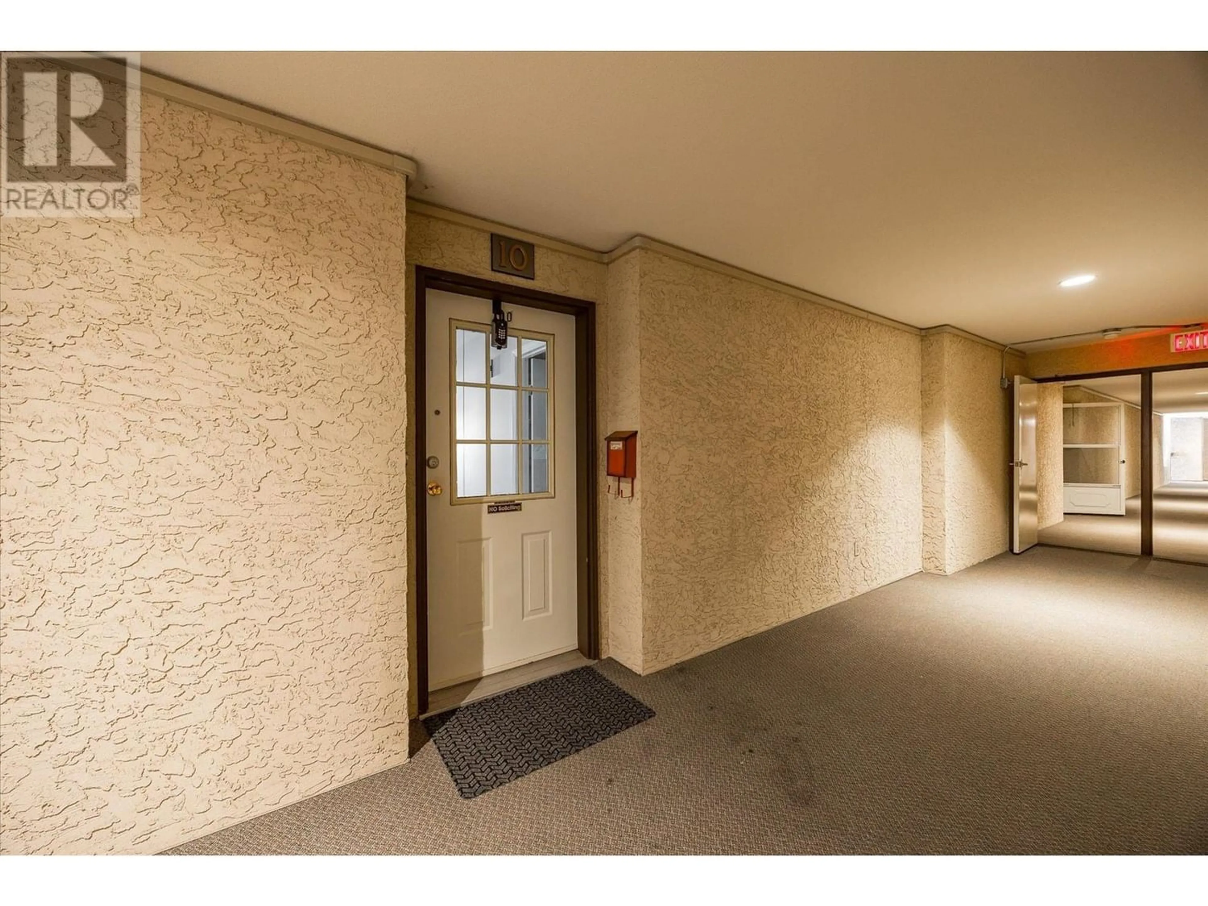 Indoor foyer for 10 - 200 GERSTMAR ROAD, Kelowna British Columbia V1X4A7