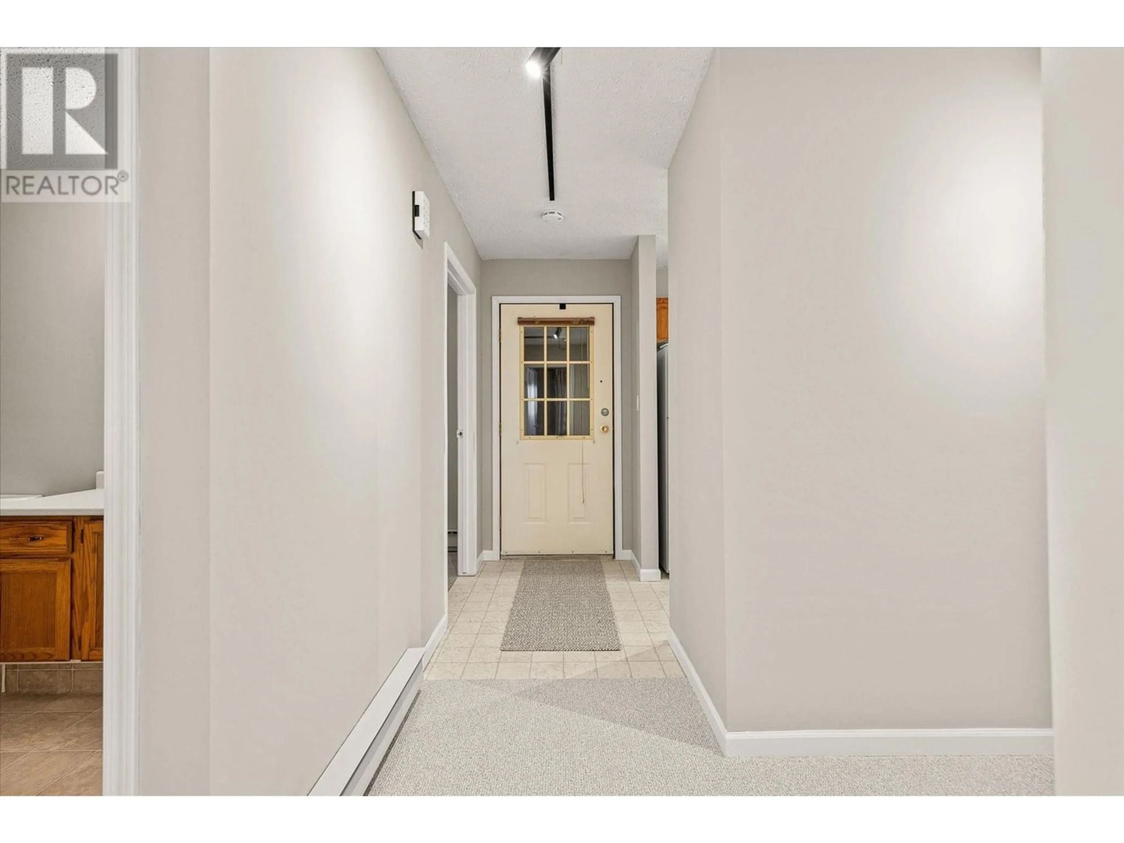 Indoor foyer for 10 - 200 GERSTMAR ROAD, Kelowna British Columbia V1X4A7