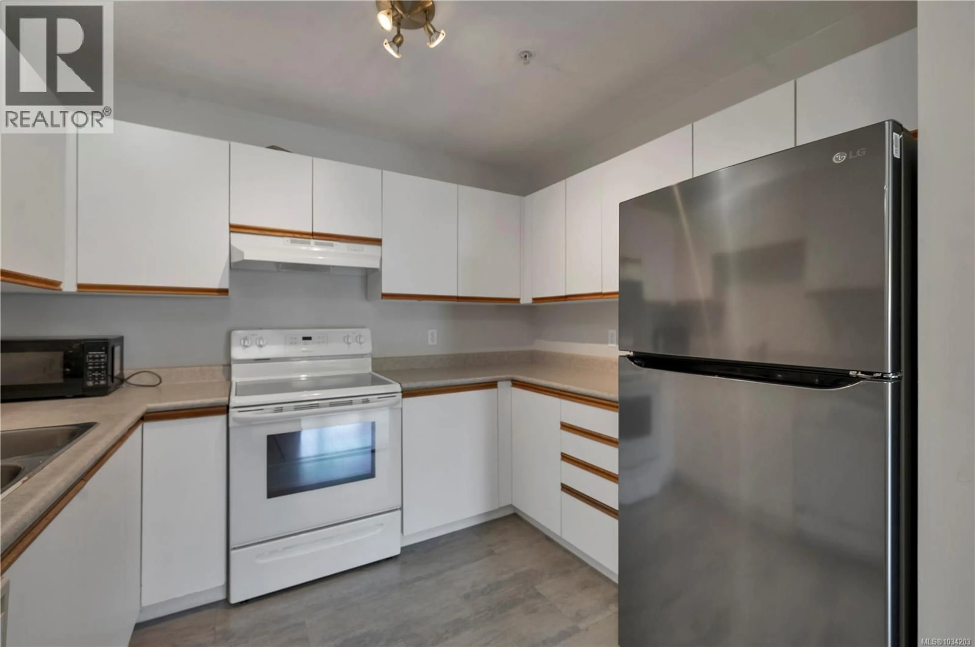 Standard kitchen, wood/laminate floor for 3A - 1350 CREEKSIDE WAY, Campbell River British Columbia V9W6R7
