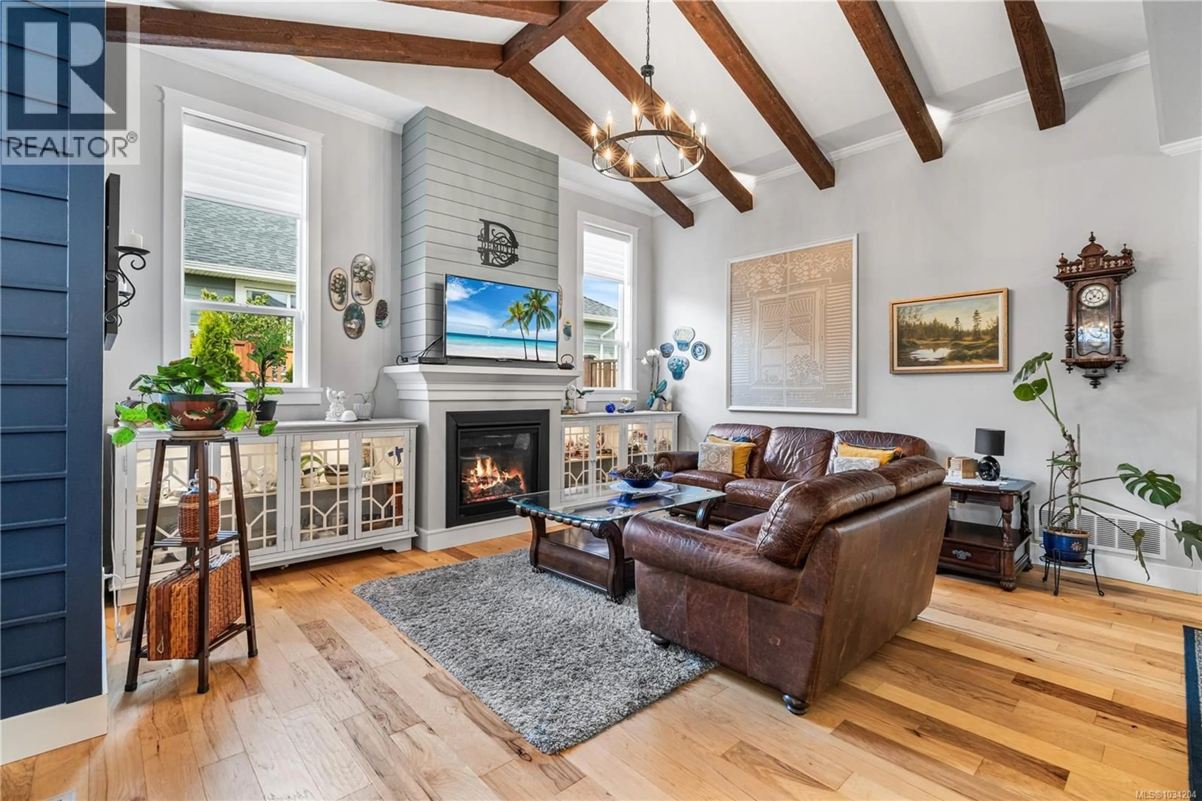 Living room with furniture, wood/laminate floor for 233 VERMONT DRIVE, Campbell River British Columbia V9W0C3