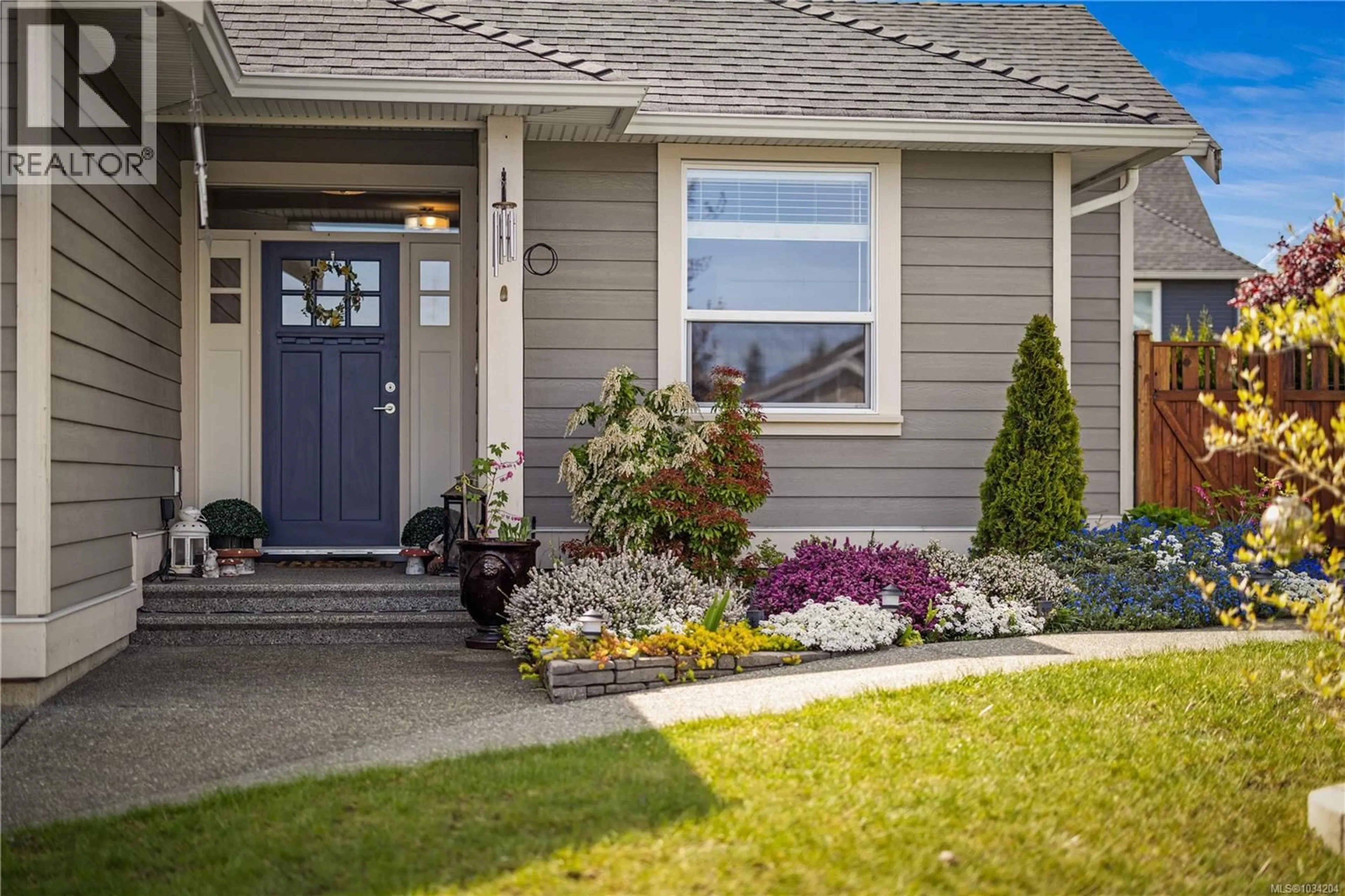 Home with vinyl exterior material, street for 233 VERMONT DRIVE, Campbell River British Columbia V9W0C3