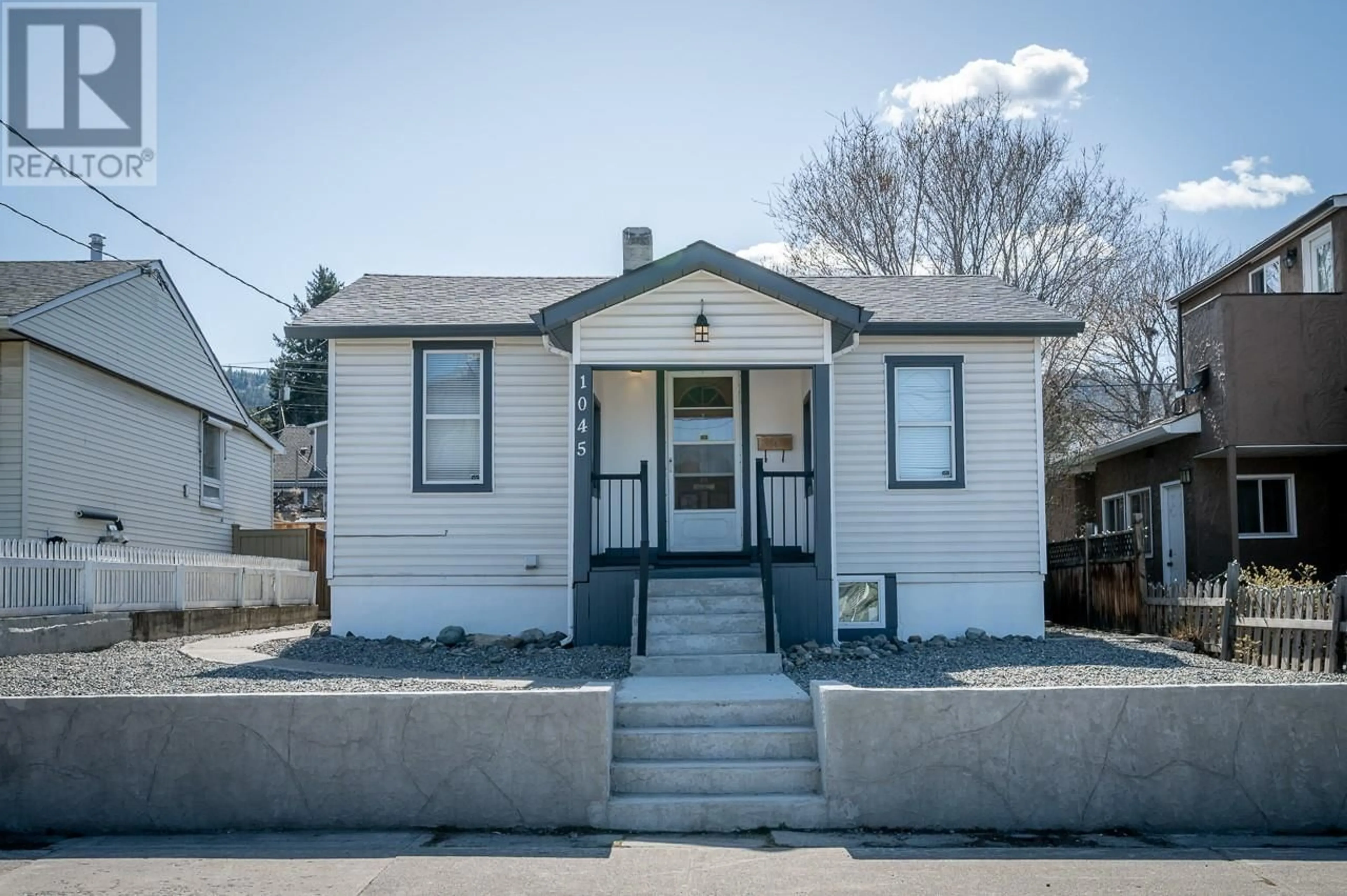 Home with vinyl exterior material, street for 1045 COLUMBIA STREET, Kamloops British Columbia V2C2W1