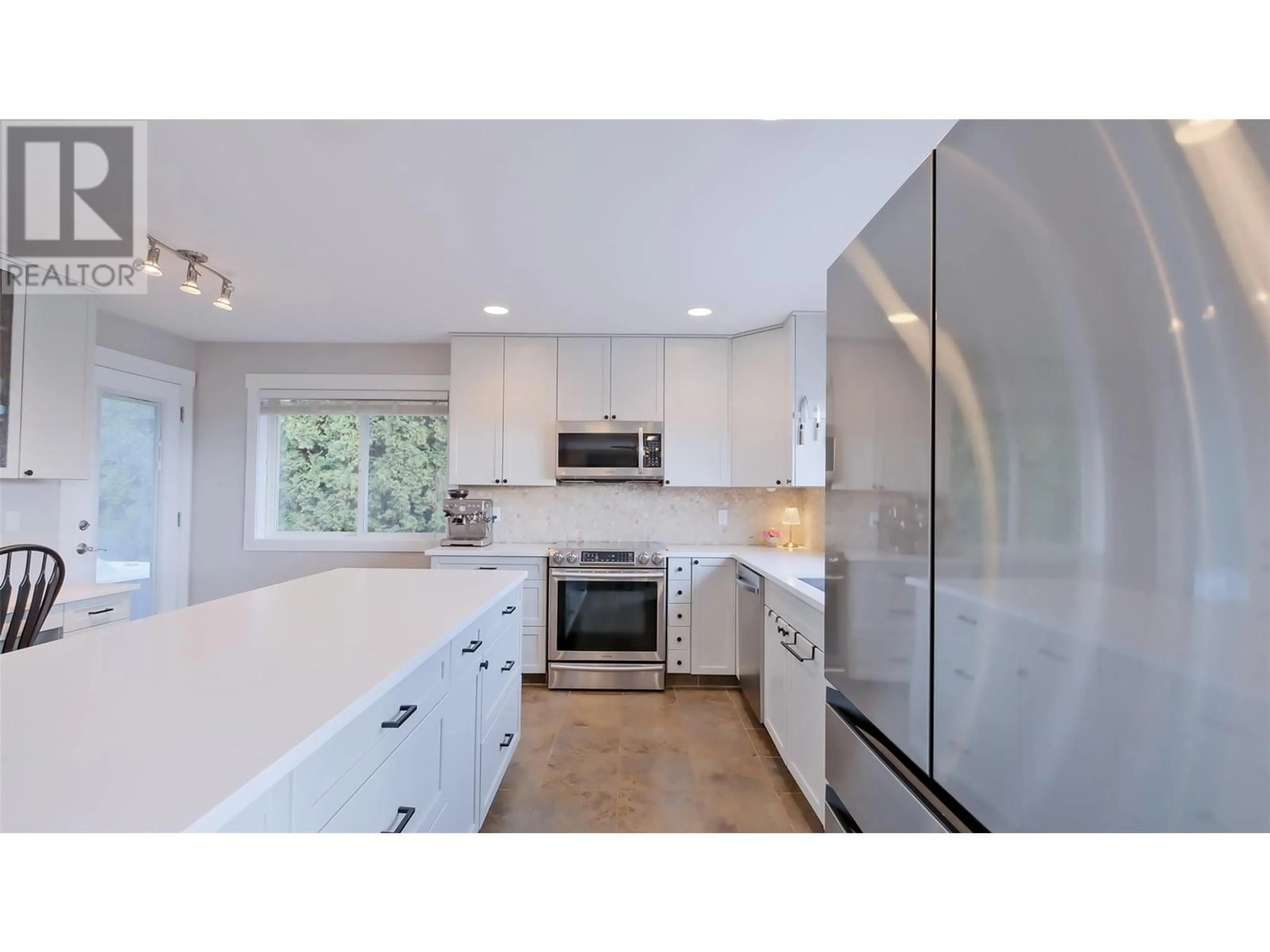 Open concept kitchen, ceramic/tile floor for 2838 SUMMERVIEW PLACE, West Kelowna British Columbia V4T2S5