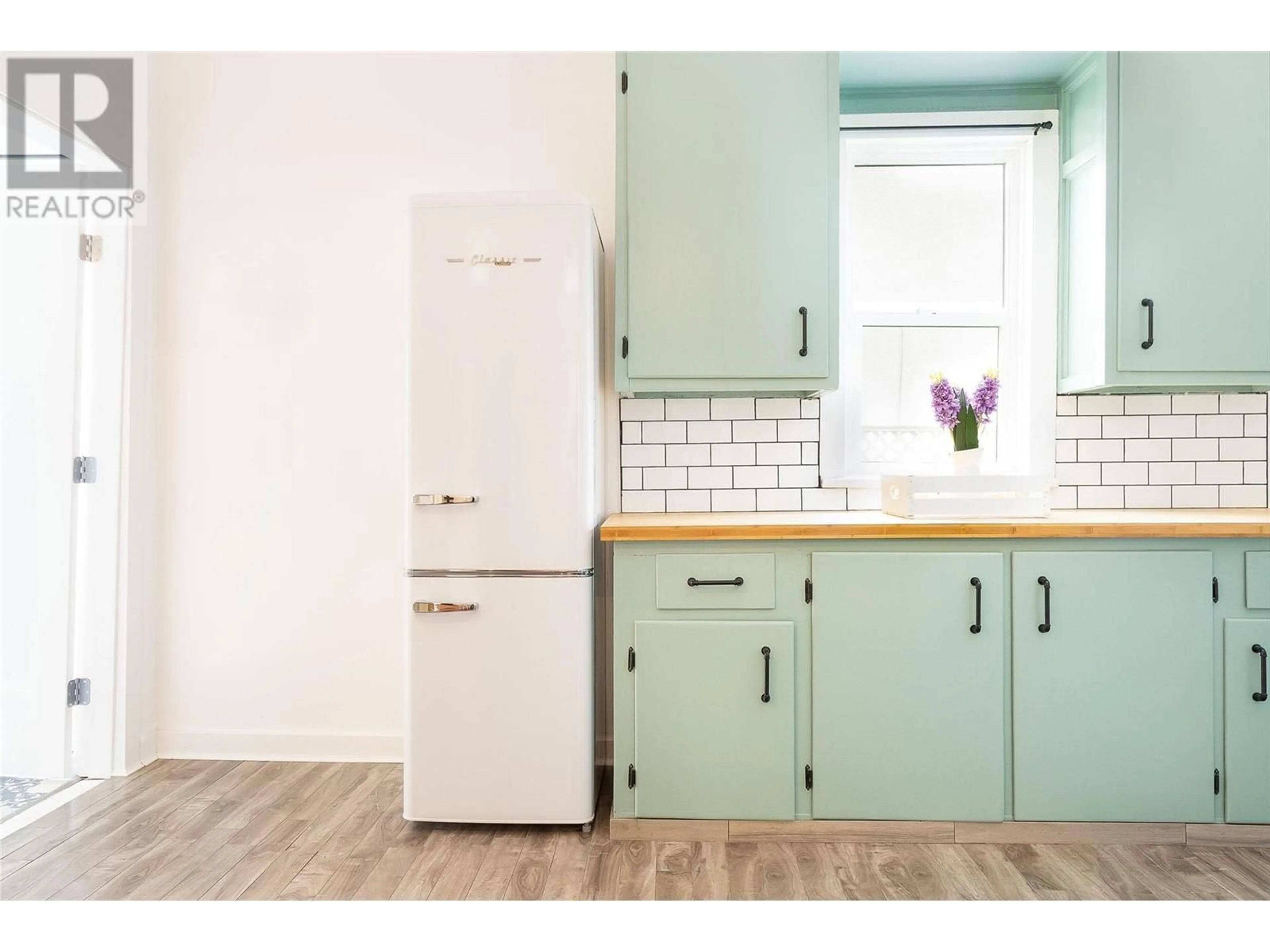 Standard kitchen, unknown for 2029 RICHTER STREET, Kelowna British Columbia V1Y2N4